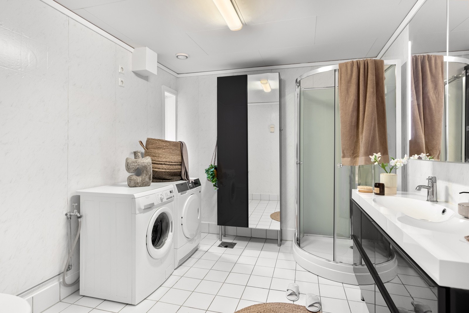 Badet i 1.etg. hoveddel er 8,8 m², har keramiske fliser på guvlet, våtromstapet på veggene og takplater i himlingen. Galleribilde