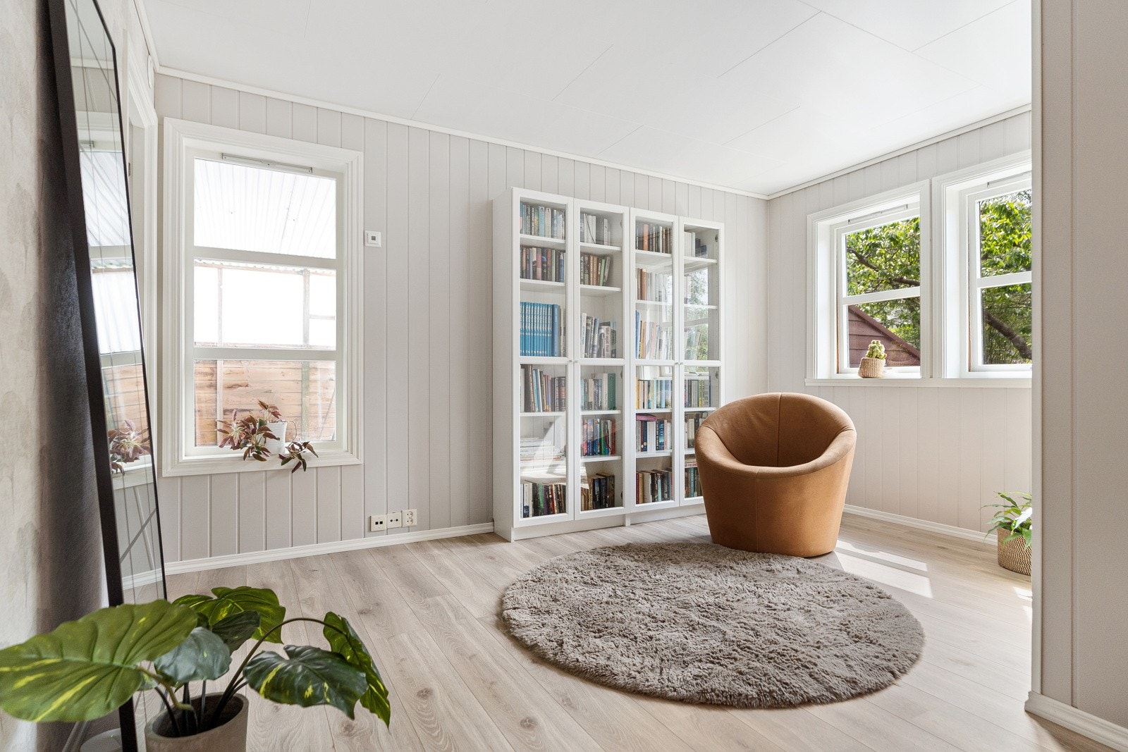 Her er det godt med plass slik at deler av gangen kan benyttes som en koselig lesekrok, TV-stue for ungdommen eller lekeområde for de minste. Galleribilde