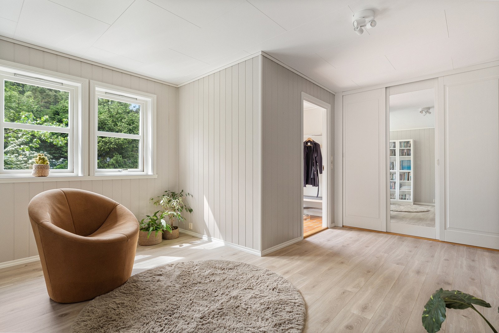 Gangen har tilhørende skyvedørsgarderobe med gode oppbevaringsmuligheter for tøy. Galleribilde