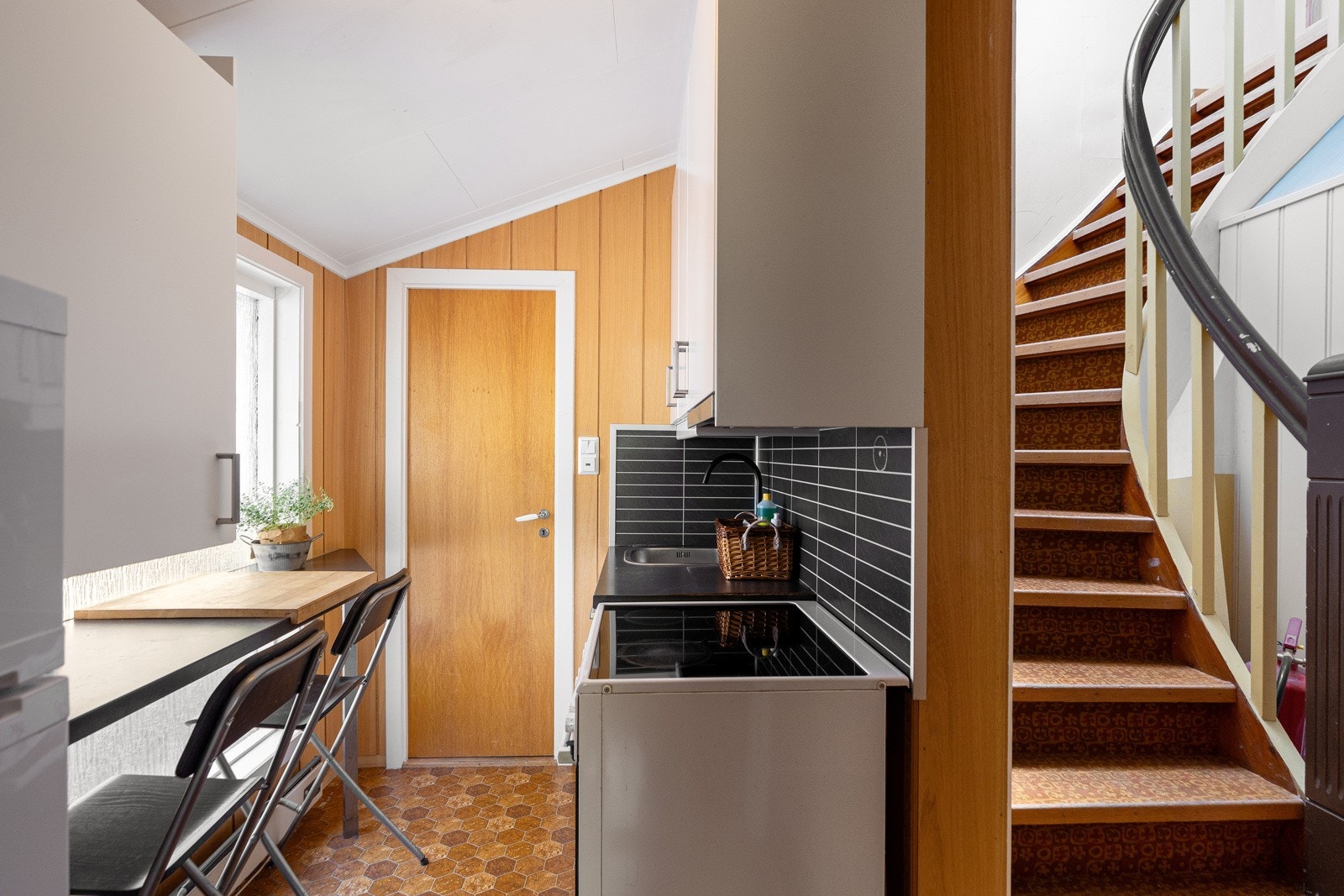 Denne innredede delen inneholder entrè, kjøkken, bad, loftstue og soverom. Galleribilde