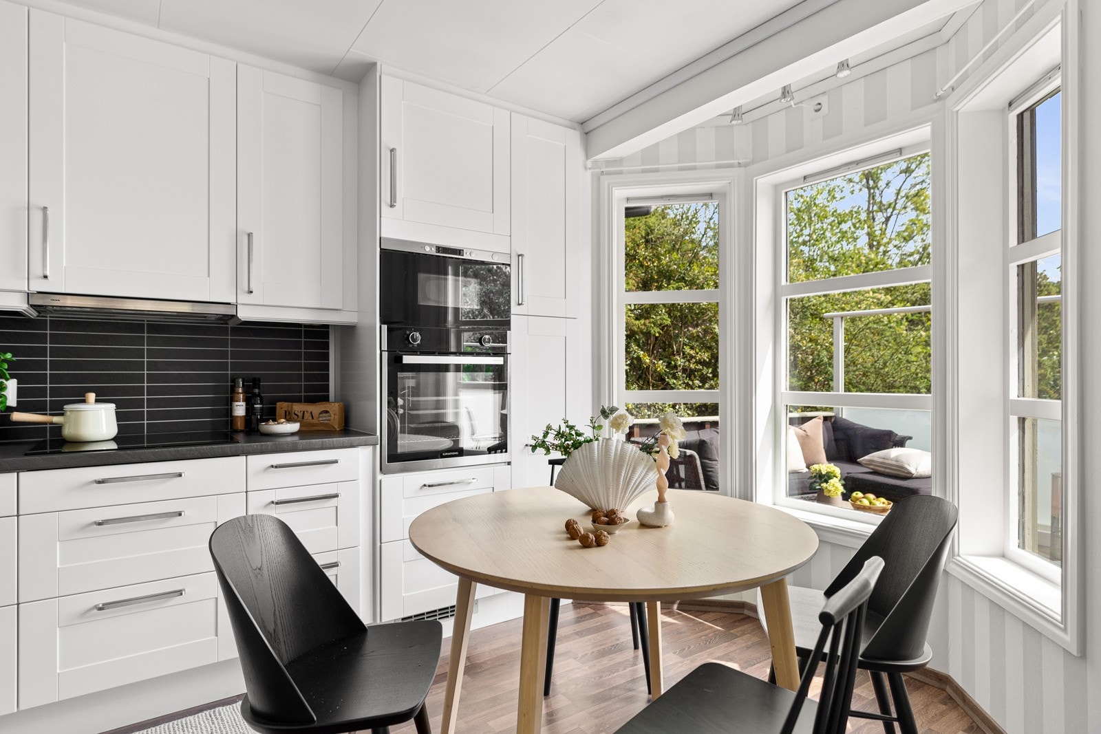 Hoveddelen har IKEA kjøkkeninnredning med profilerte fronter fra 2011. Galleribilde