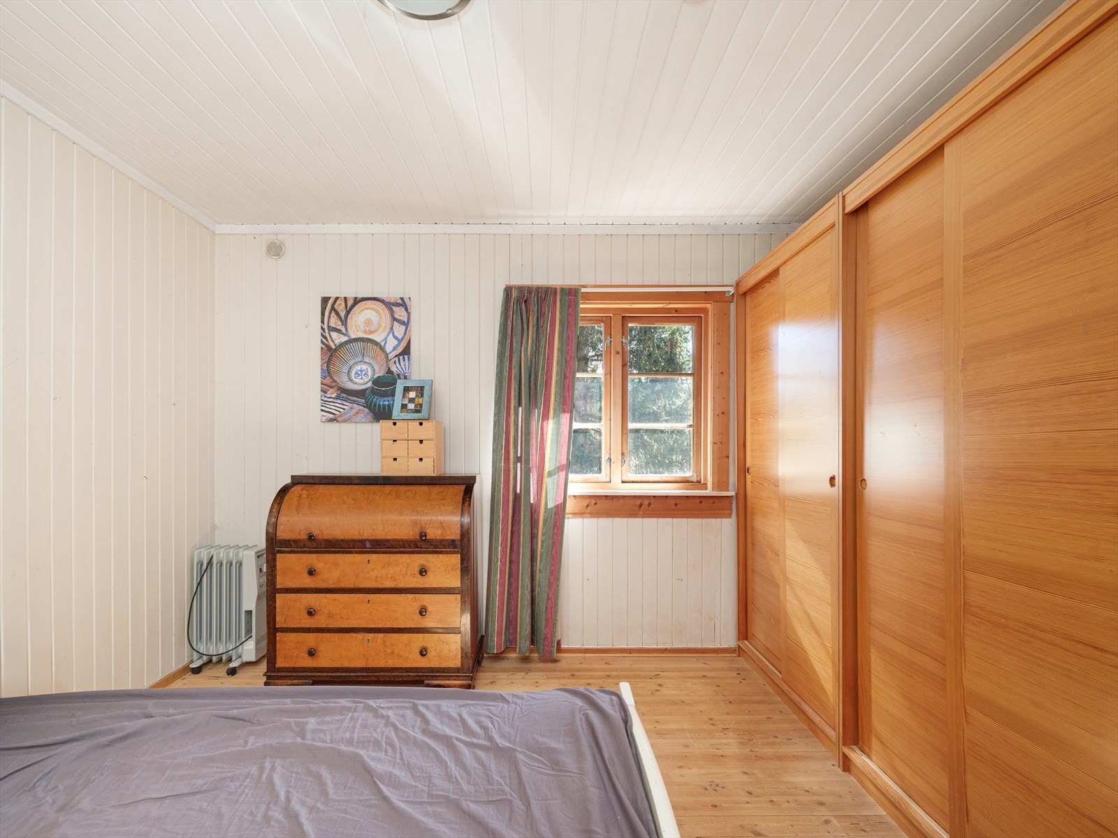 Det er fem soverom i boligen, hvorav to er i 1.etasje og tre i 2.etasje. Galleribilde