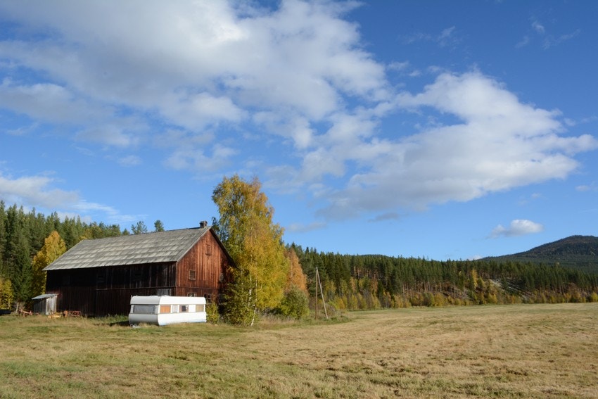 Omtrent 2 km sør for eiendommen ligger Glomvang, hvor en del av arealet som tilhører gården ligger. Galleribilde