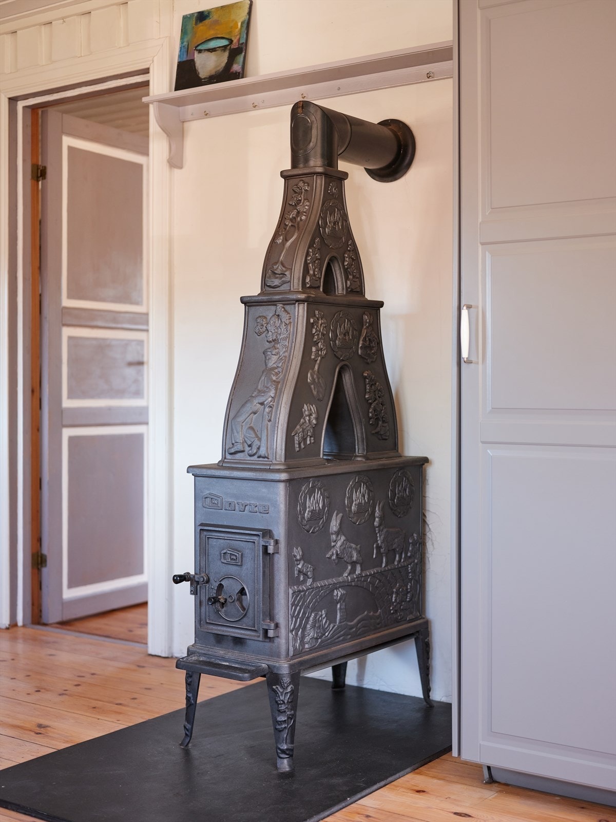 Vedfyring på kjøkkenet. Galleribilde