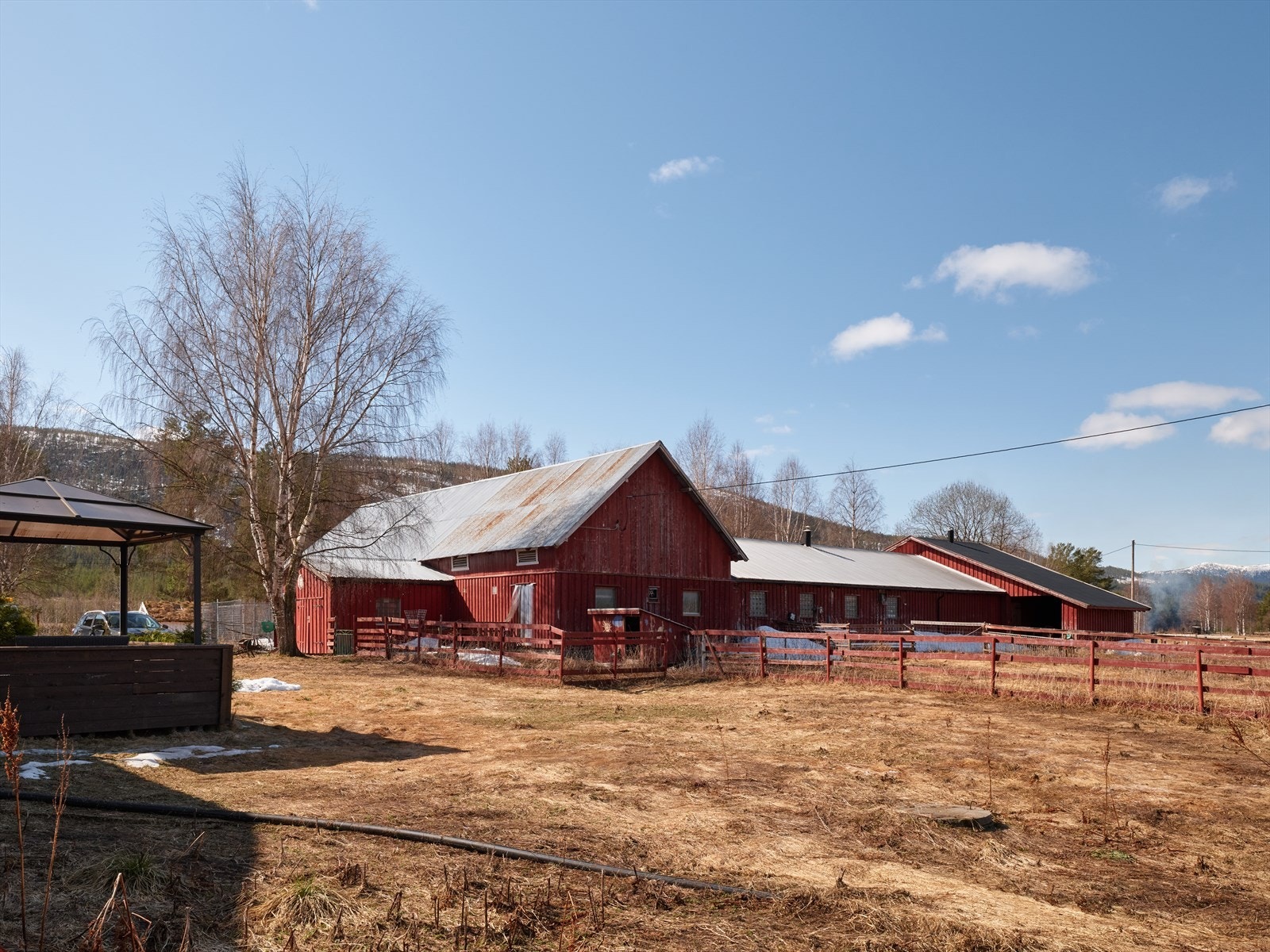 Ved driftsbygningen er det innhegninger som egner seg godt for dyrehold. Galleribilde