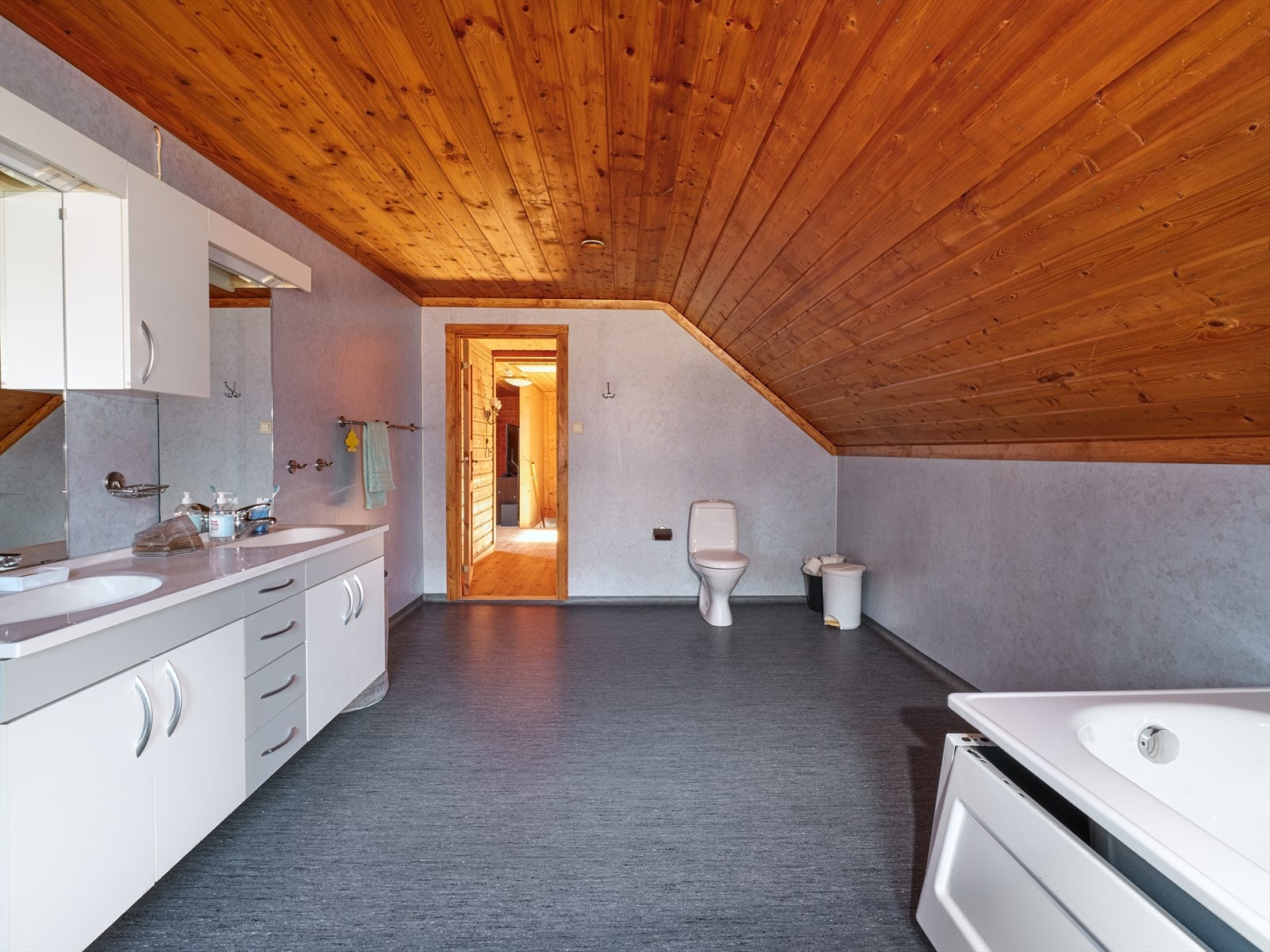 Romslig bad i 2.etasje med dobbelservant på innredning, badekar, toalett og dusjhjørne. Galleribilde