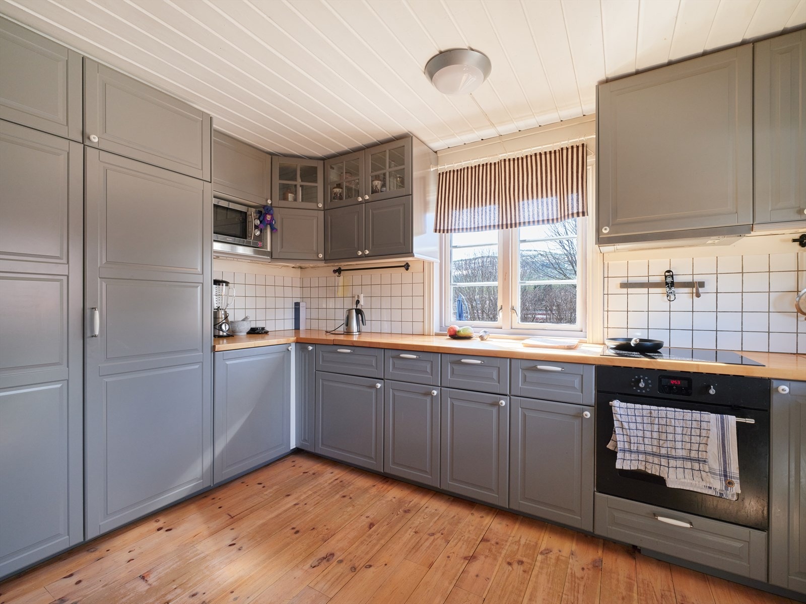 Kjøkkenet har integrerte hvitevarer og godt med skap- og benkeplass. Galleribilde