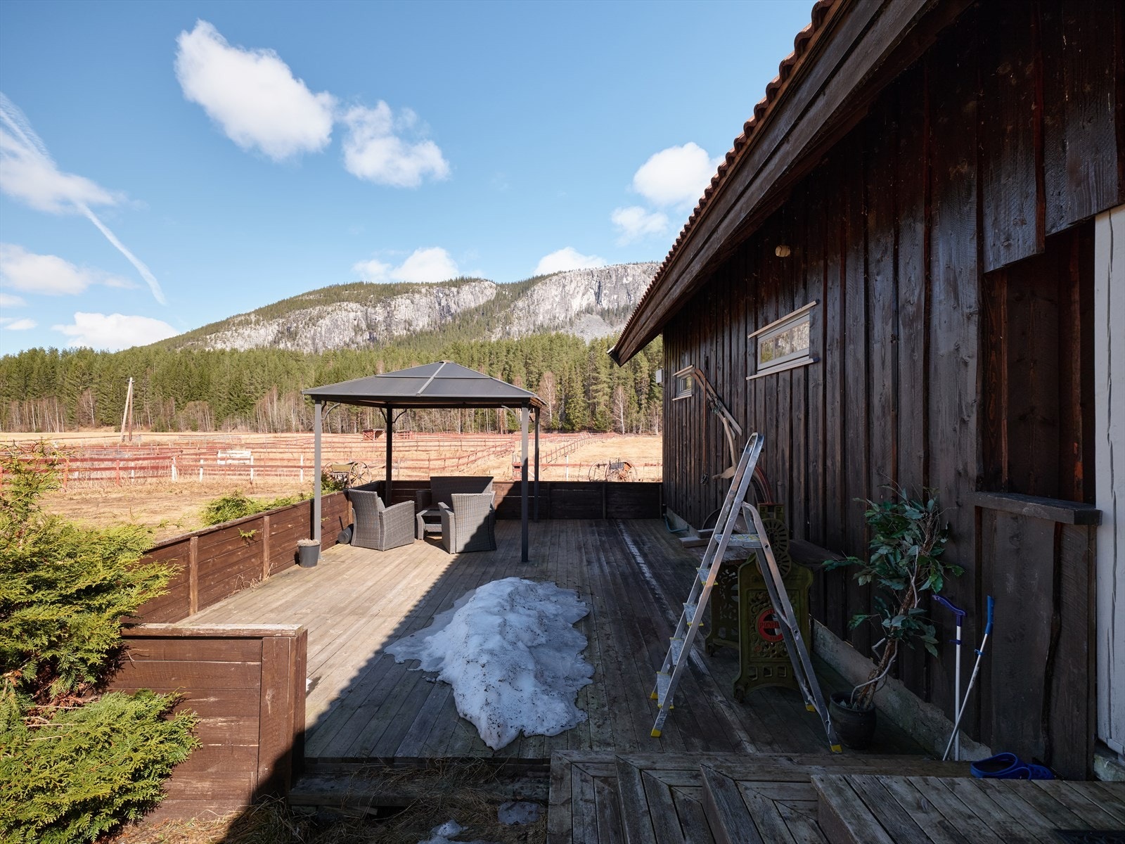 Solrik terrasse med fin utsikt. Galleribilde