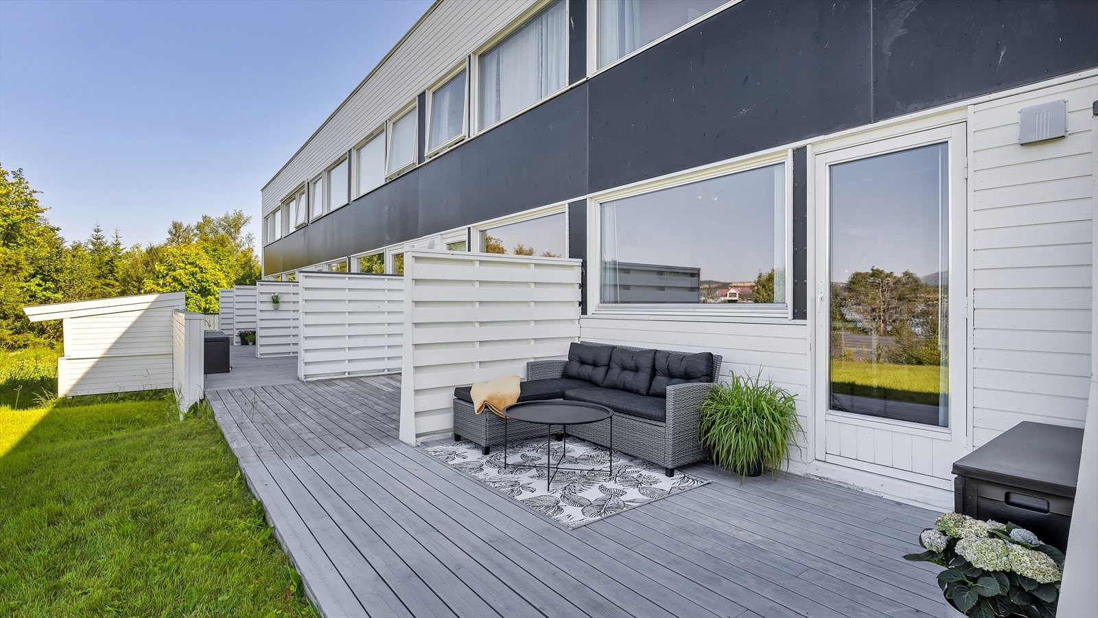 Utgang fra stue til vestvendt og romslig terrasse med meget gode solforhold Galleribilde