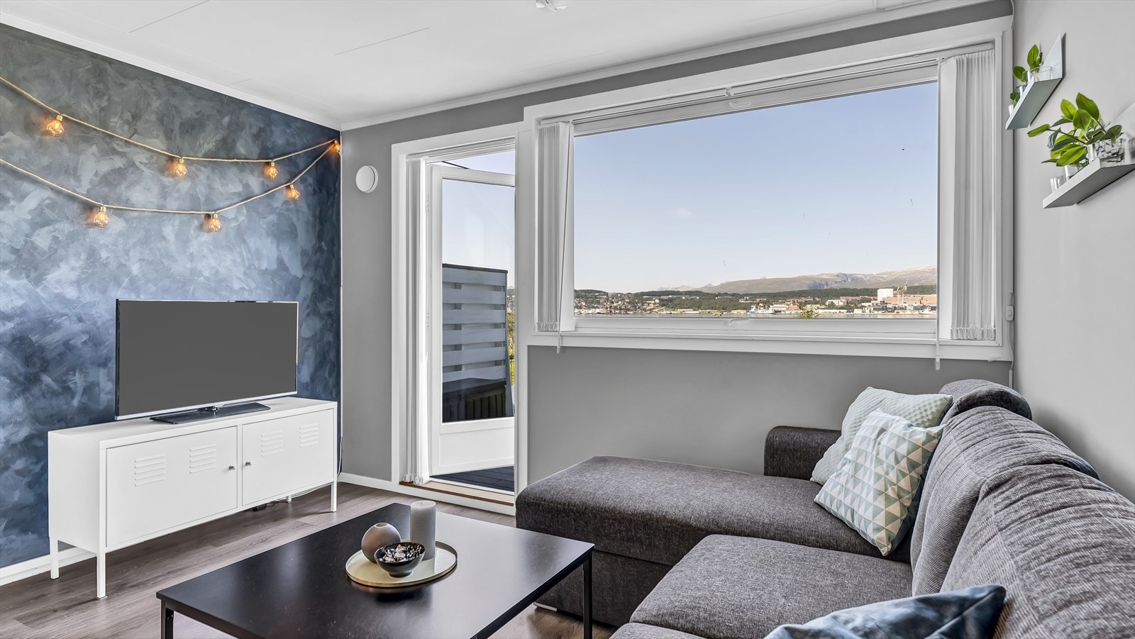 Man kan veksle mellom å se på tv og den nydelige utsikten Galleribilde