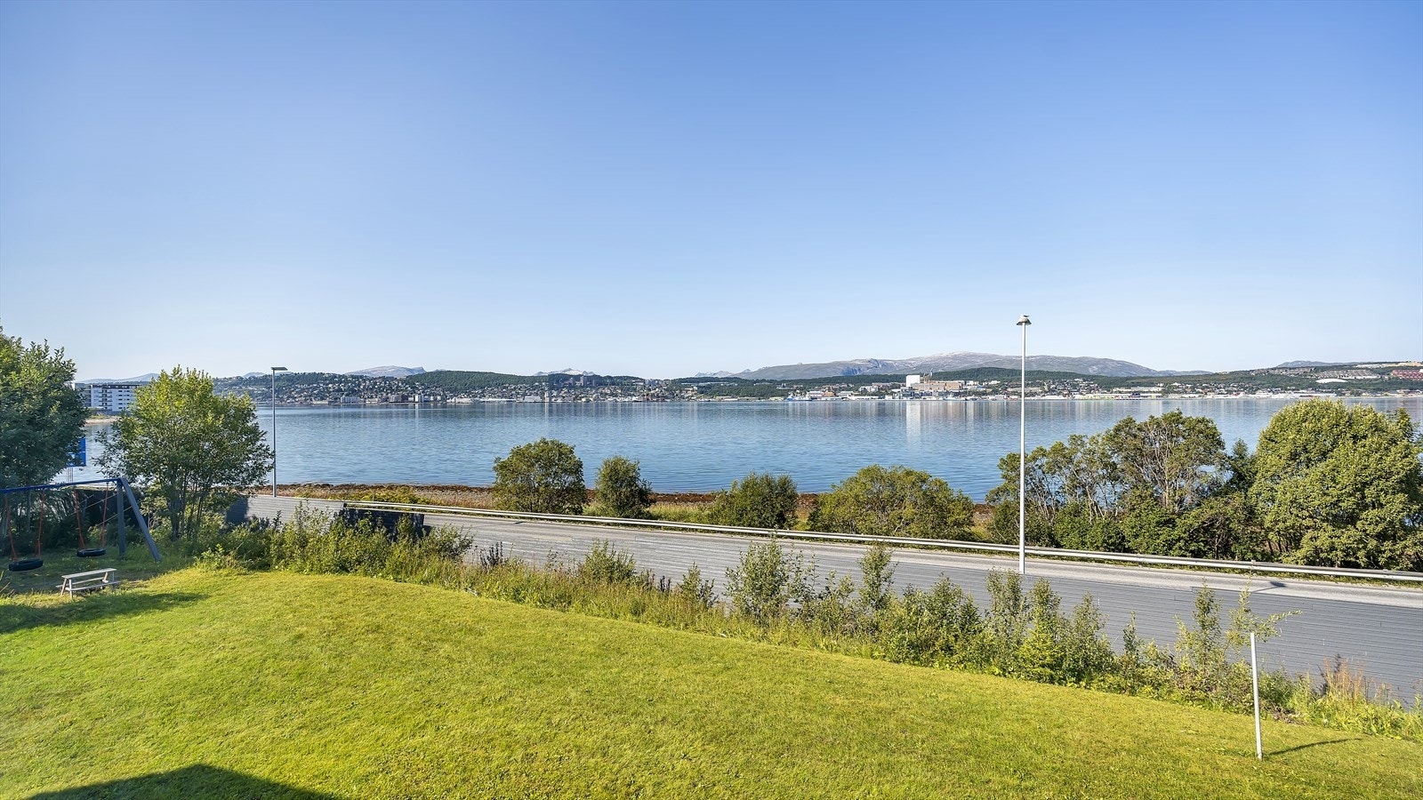 Nydelig utsikt mot vest og over sundet, Tromsøya og fjellene på Kvaløya Galleribilde