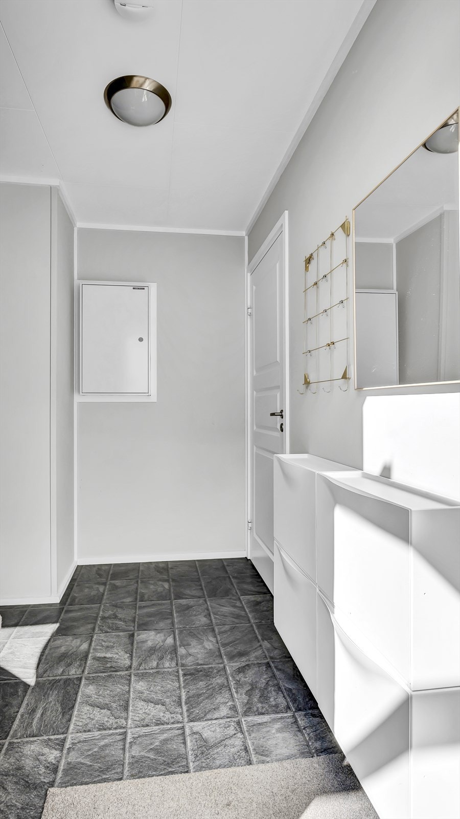 Velkommen inn til romslig entre med plass til å henge i fra seg klær og sko. Galleribilde