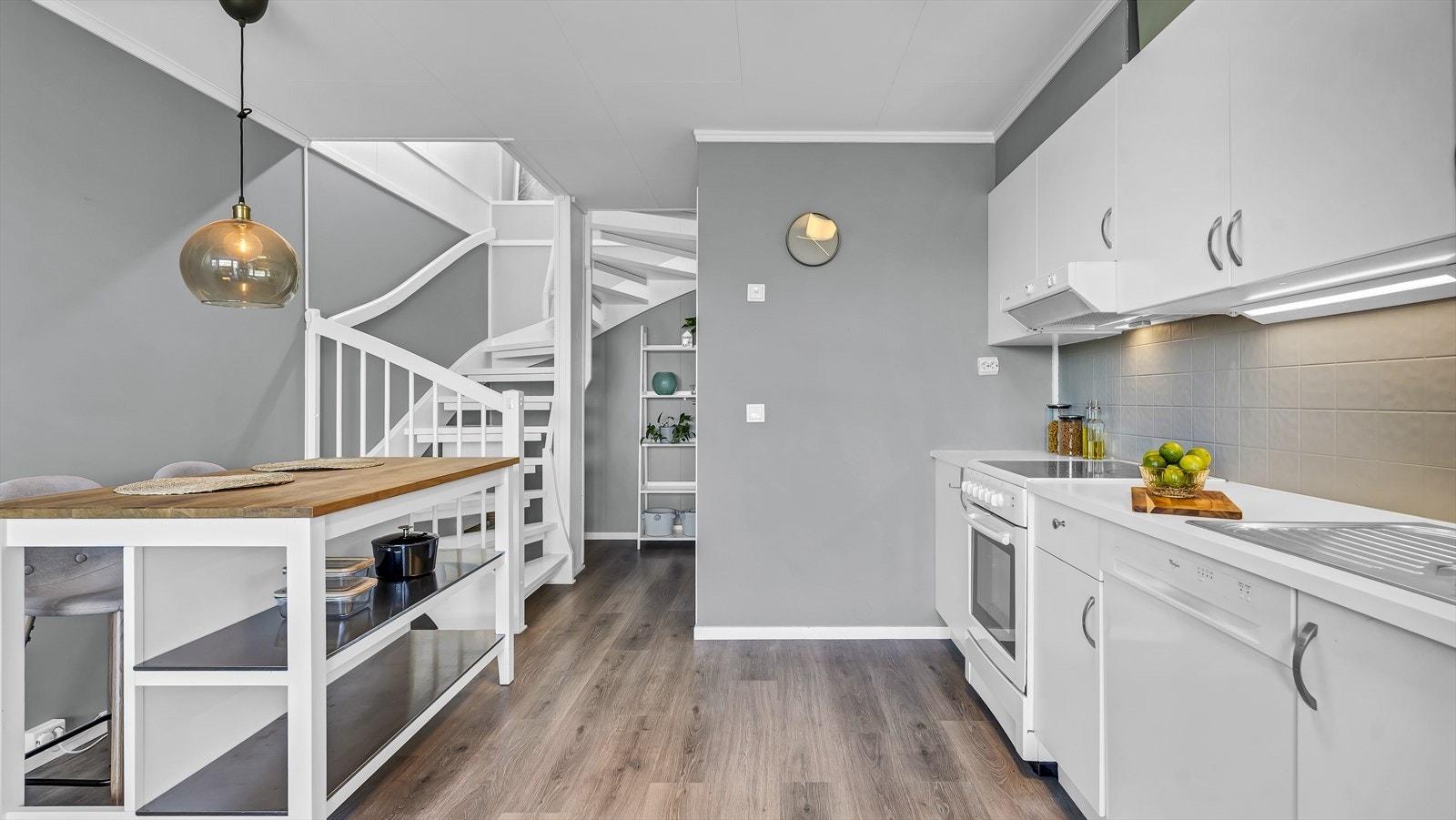 Trapp tar deg opp til 1. etg hvor du finner entre, soverom og kontor/garderobe Galleribilde