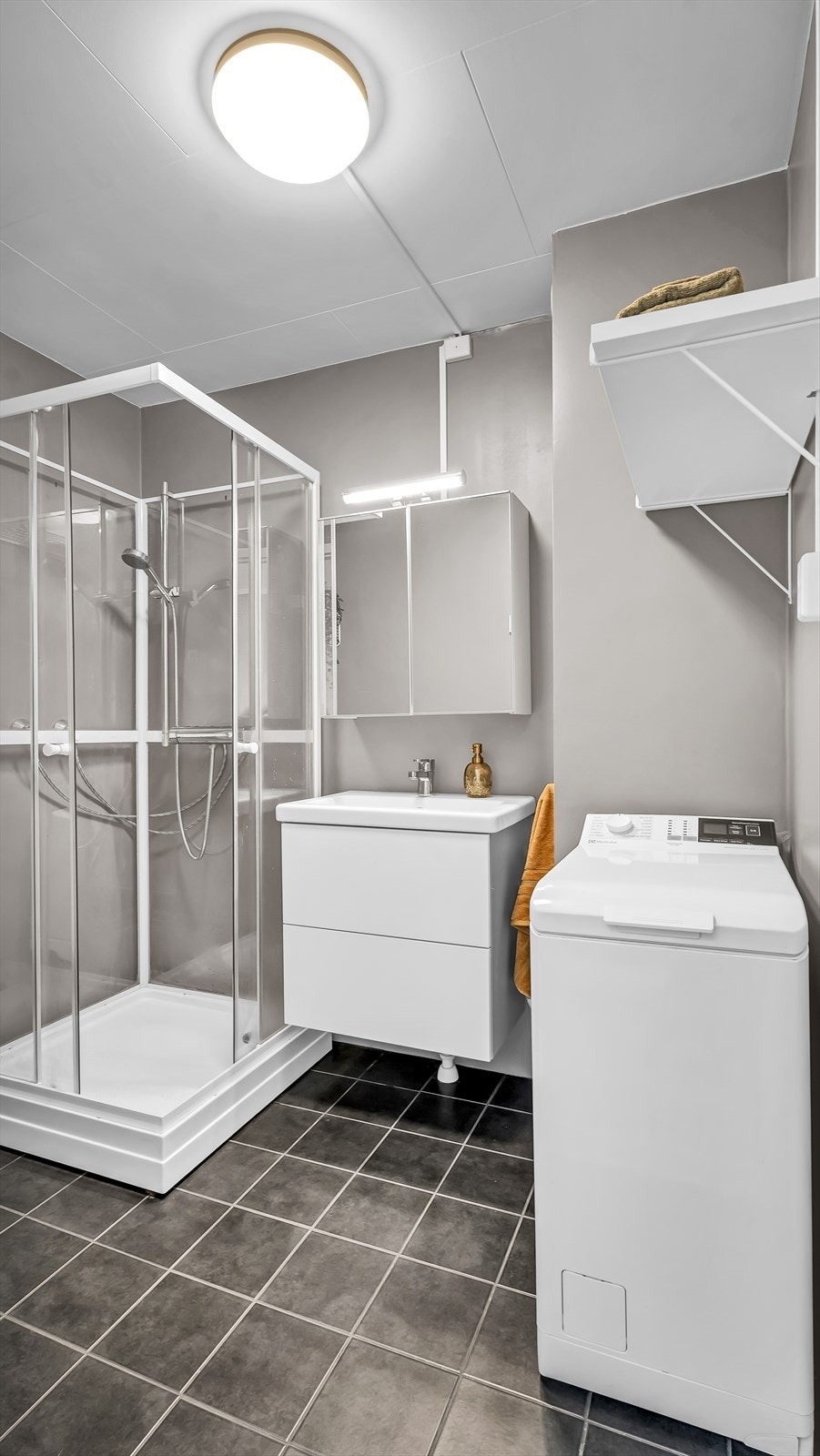 Dusjkabinett og opplegg for vaskemaskin Galleribilde