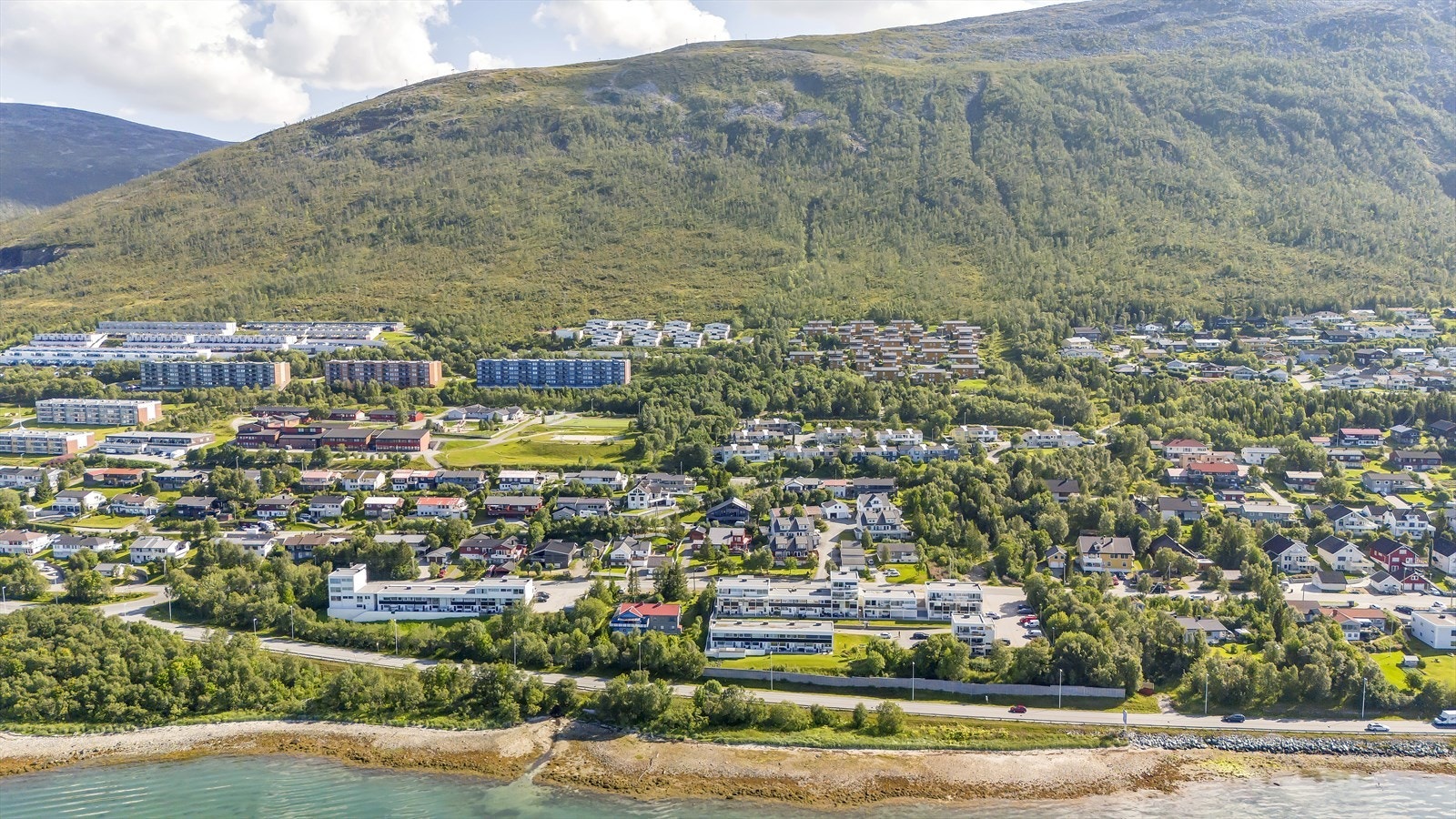 Det følger med fast parkering som ligger like ved leiligheten. Vil man heller ta buss er det busstopp like ved med direkteadkomst til sentrum og UiT/UNN Galleribilde