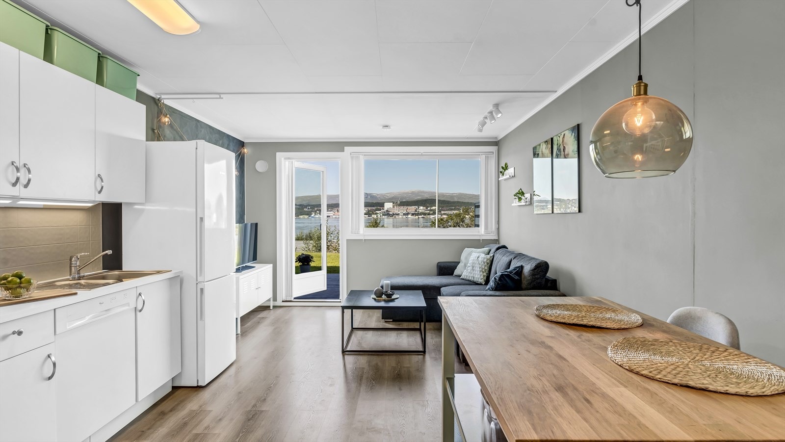 Meget fin 2-roms med moderne standard, parkering og terrasse med nydelig utsikt og gode solforhold. Populær beliggenhet å Tomasjord med kort veg til det meste! Galleribilde