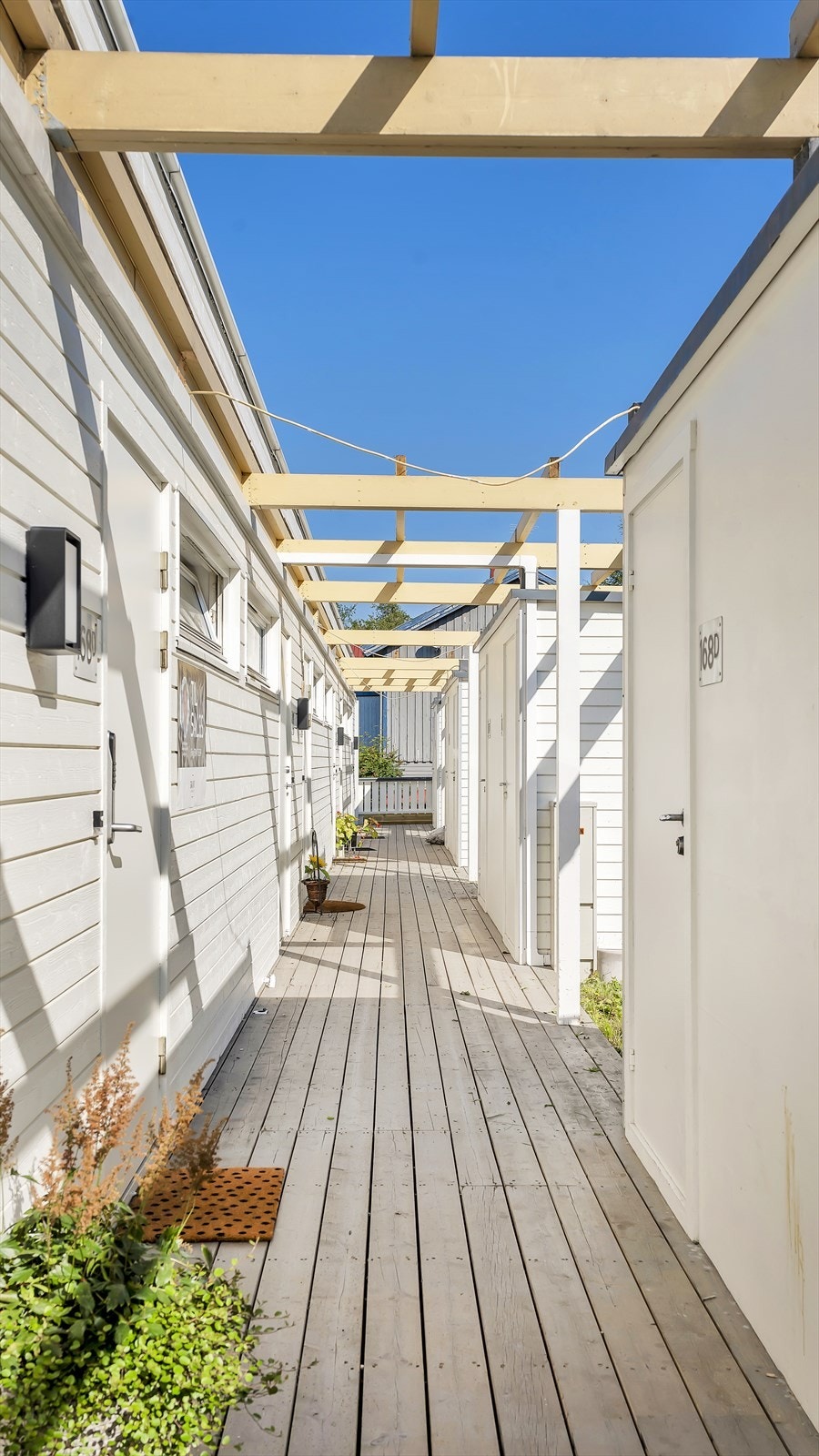 Fin og trappefri adkomst. For øvrig privat sportsbod like ved inngangen samt større privat sportsbod i felles anlegg. Galleribilde