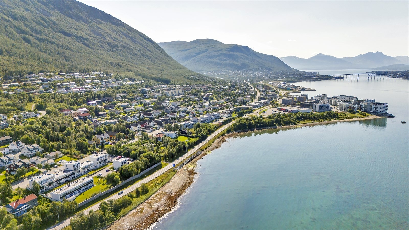 Boligen ligger på populære Tomasjord med kort veg til byens største Eurosparbutikk, Rema 100, Treningssenter, restaurant, busstopp, skole, barnehager osv. Galleribilde