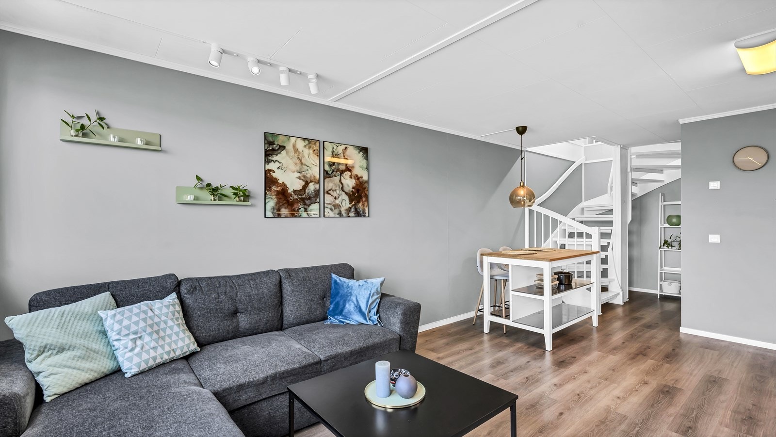 Romslig og fin planløsning med plass til sitte- og spisegruppe Galleribilde