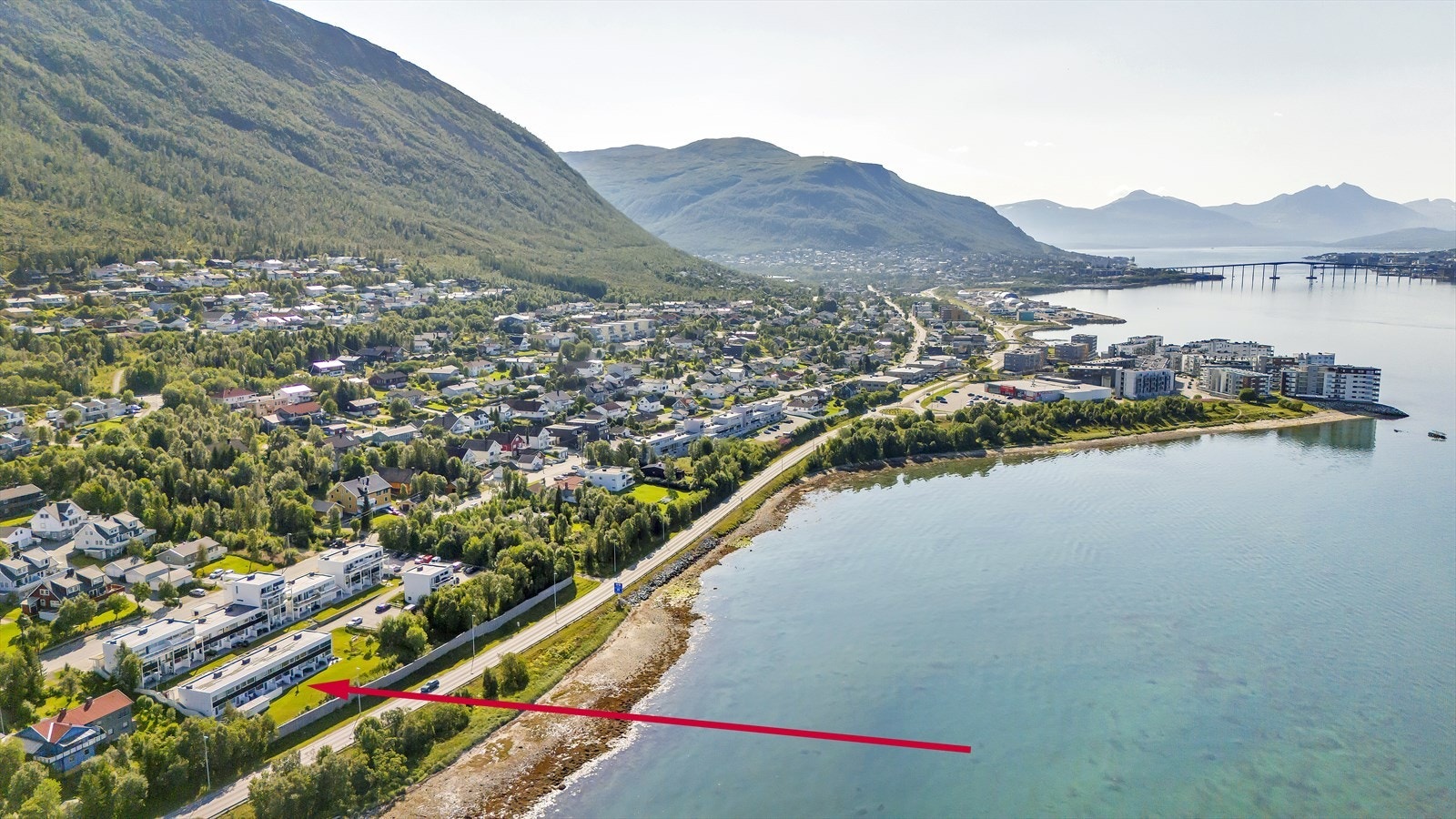 Fra boligen er det forholdsvis kort veg til Tromsøbura som tar deg over til sentrum. Veldig kort veg til tunnelinnslag som tar deg over til UNN/UiT på kort tid Galleribilde
