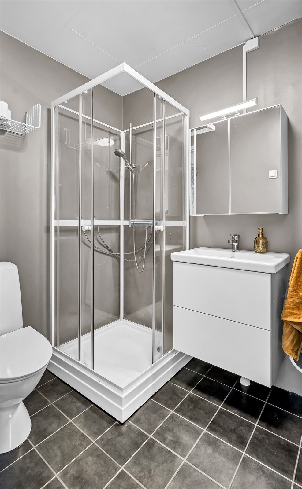 Bad med flislagt gulv med varmekabler og morderne innredning Galleribilde