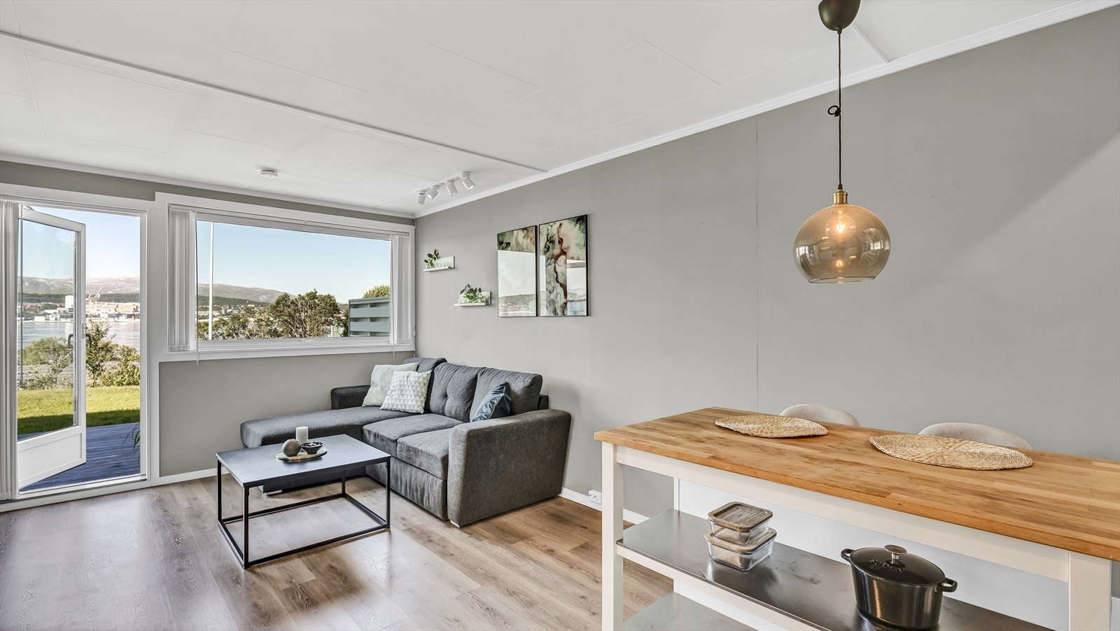 Overflater malt i fine farger og laminatgulv med varmekabler Galleribilde