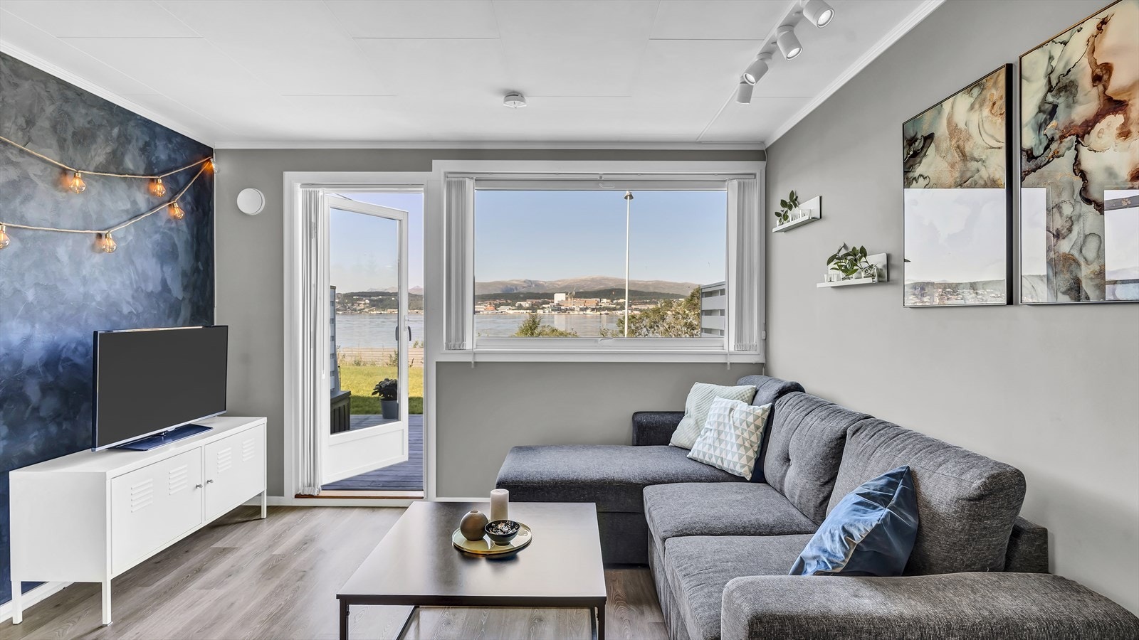 Store vinduer mot vest slipper inn mye naturlig lys, og gir flott utsikt. Direkte adkomst til flott terrasse Galleribilde