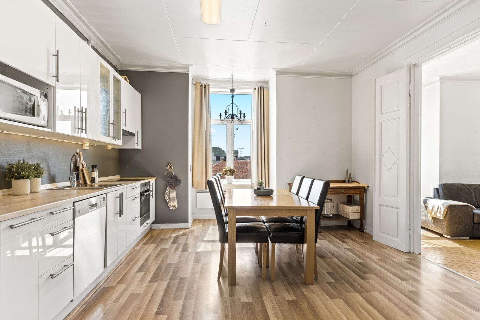 Romslig kjøkken med spiseplass. Galleribilde