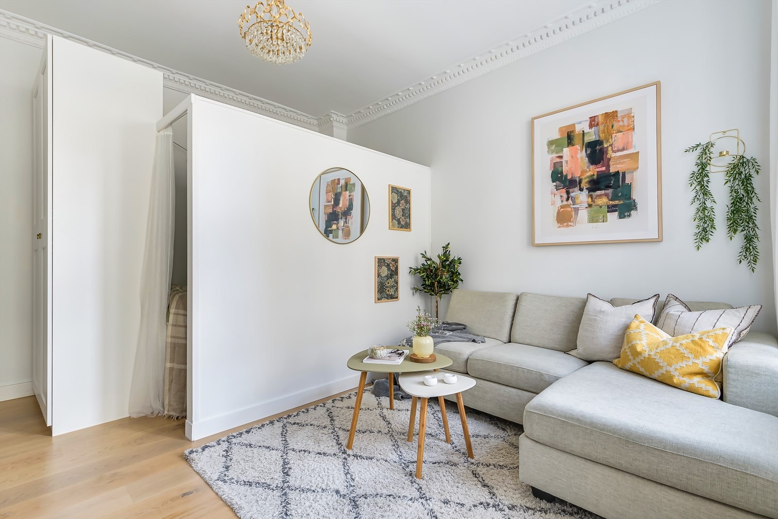 Leiligheten har en effektiv planløsning med åpen stue/kjøkken løsning, alkove og pent flislagt bad med opplegg for vaskemaskin Galleribilde