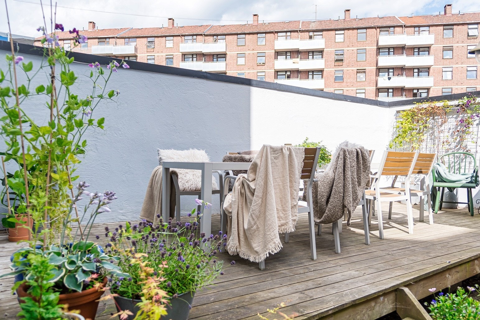 Borettslaget Sannergt. 30 består av 24 boliger. Borettslaget er seksjon 2 i et sameie med én næringsseksjon. Galleribilde