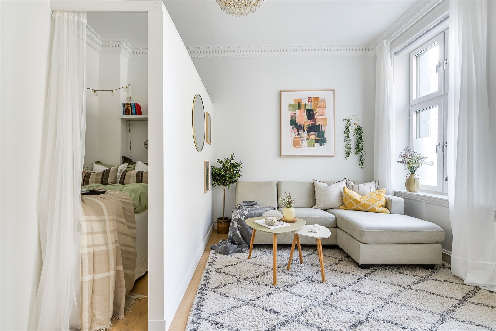 I stuen er det satt opp en delvegg for å danne en praktisk alkove Galleribilde