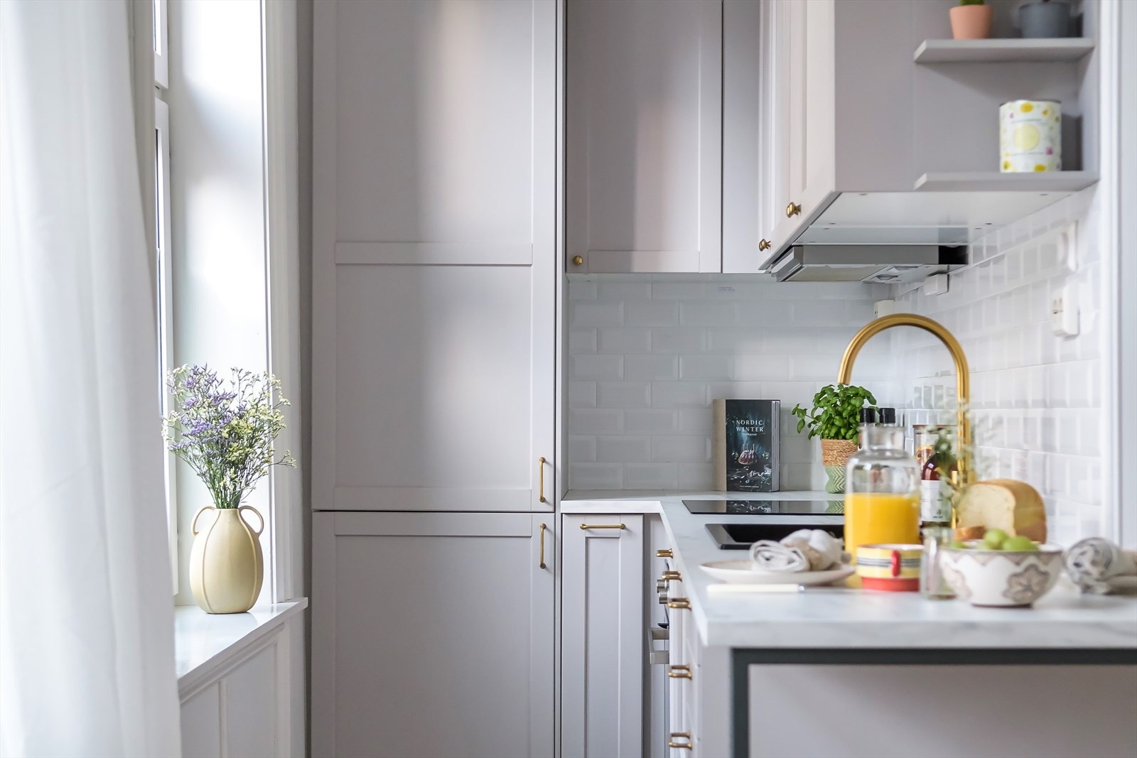 Innredningen er utført med moderne og stilrene fronter, fliser på bakvegg og laminat benkeplate Galleribilde