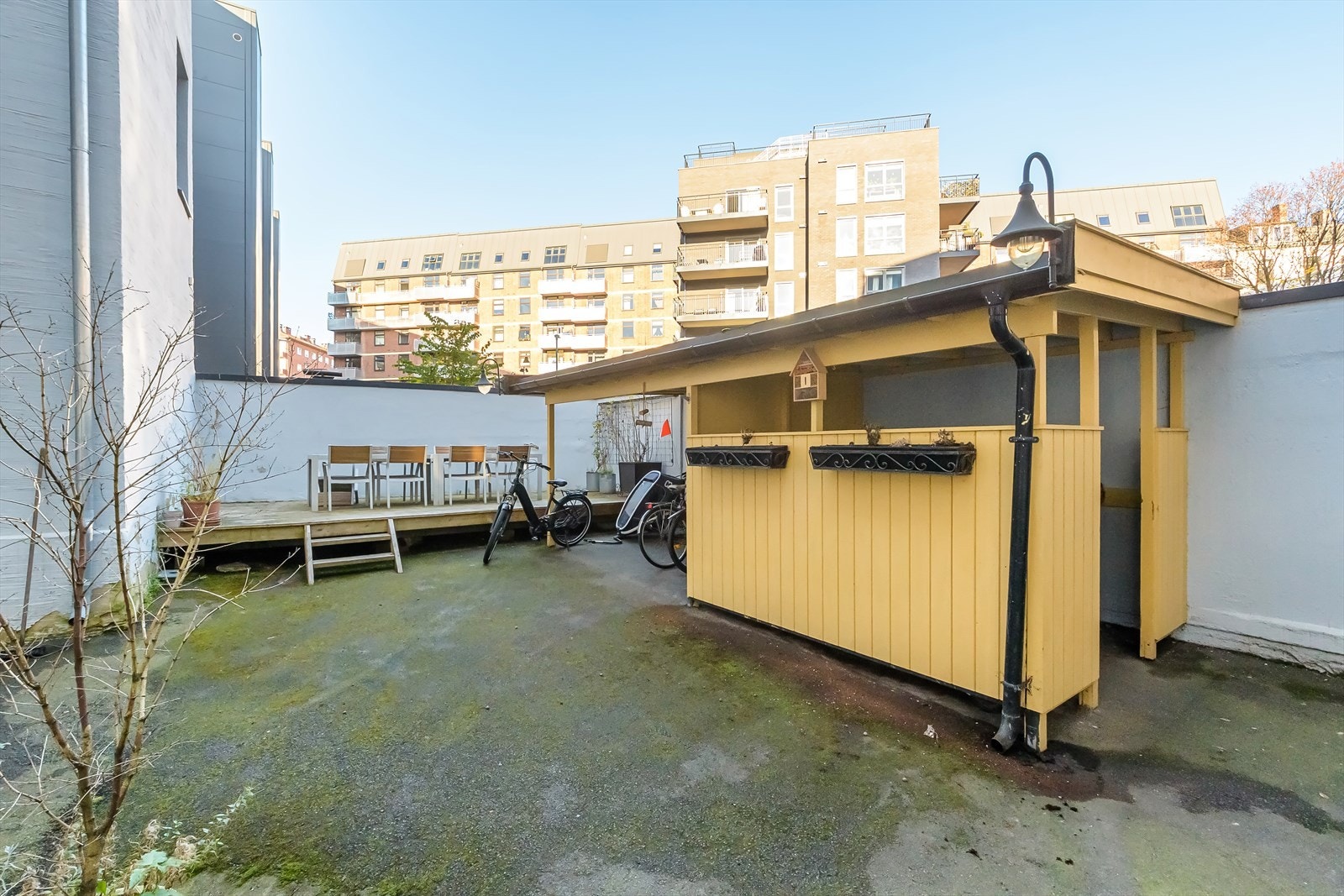 Borettslaget har en hyggelig, lukket bakgård med sykkelparkering og sittegruppe Galleribilde