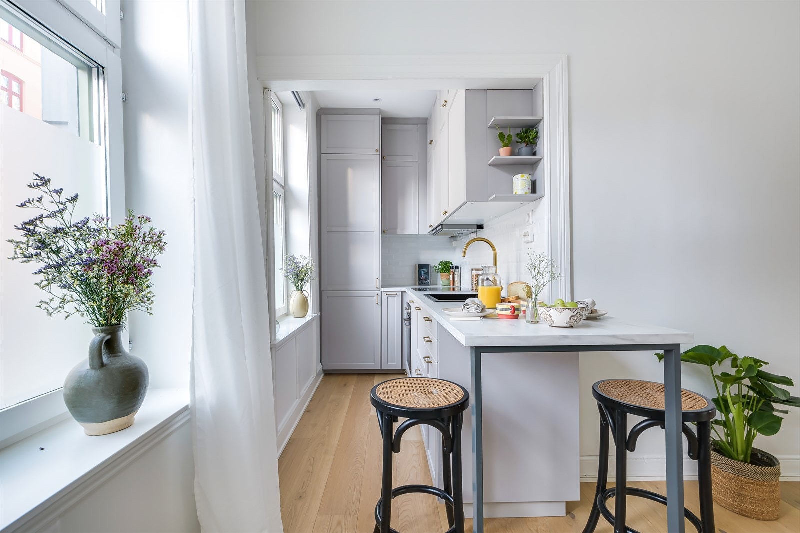 Lekkert kjøkken fra 2020 med integrerte hvitevarer Galleribilde