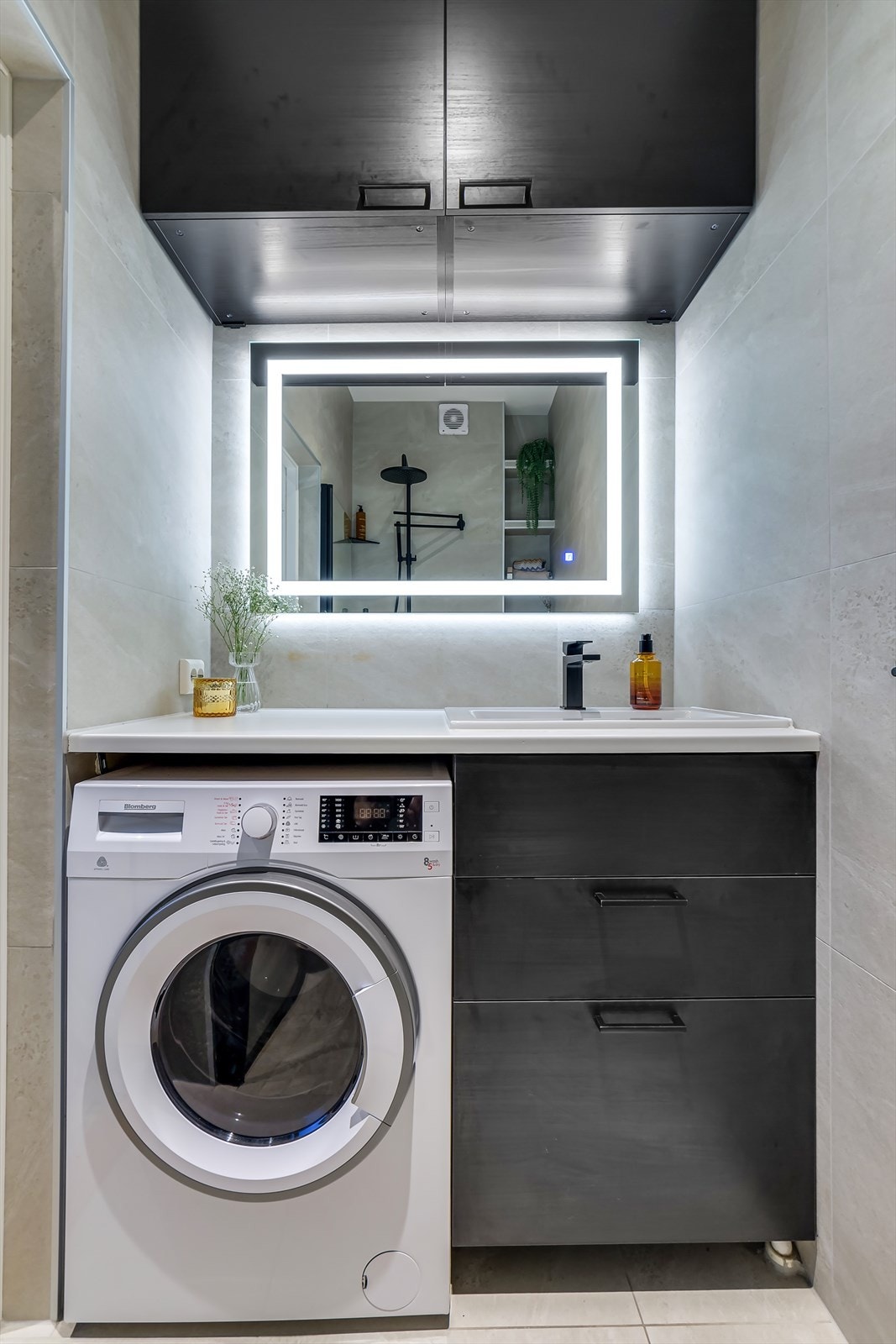 Moderne bad med moderne fliser og smakfulle farge- og materialvalg. Badet er utstyrt med opplegg for vaskemaskin Galleribilde