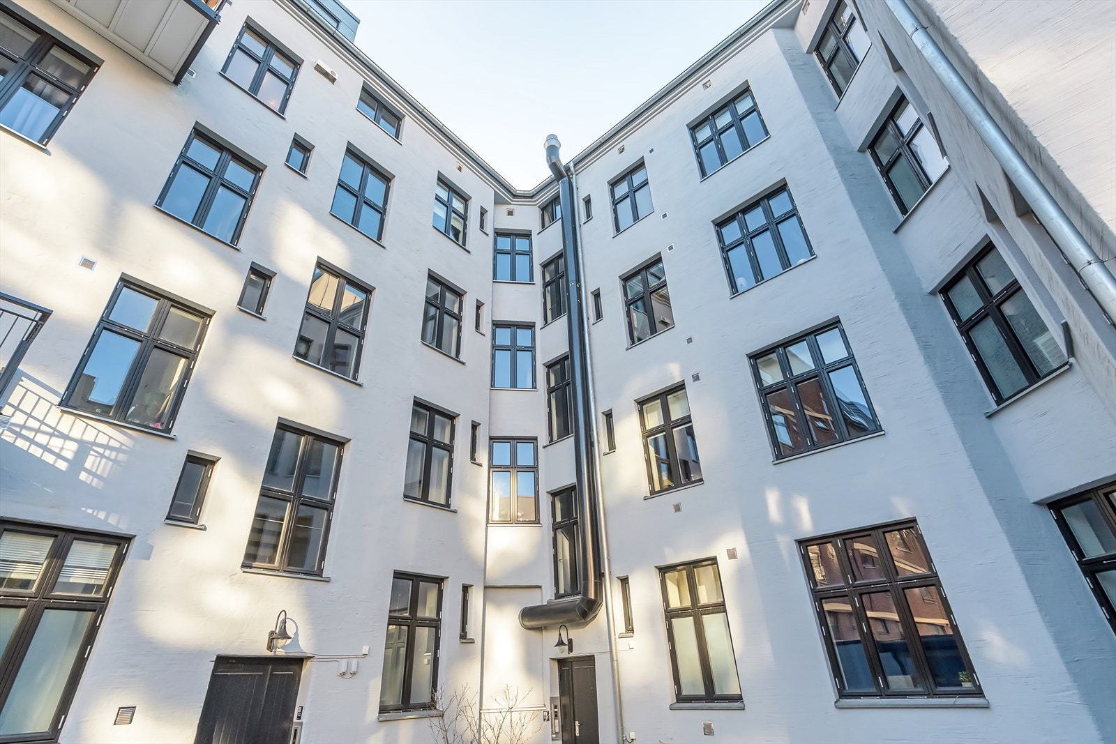 Leiligheten har en sentral beliggenhet på Grünerløkka med et yrende byliv rett utenfor døren og kort vei til alt man trenger i hverdagen Galleribilde