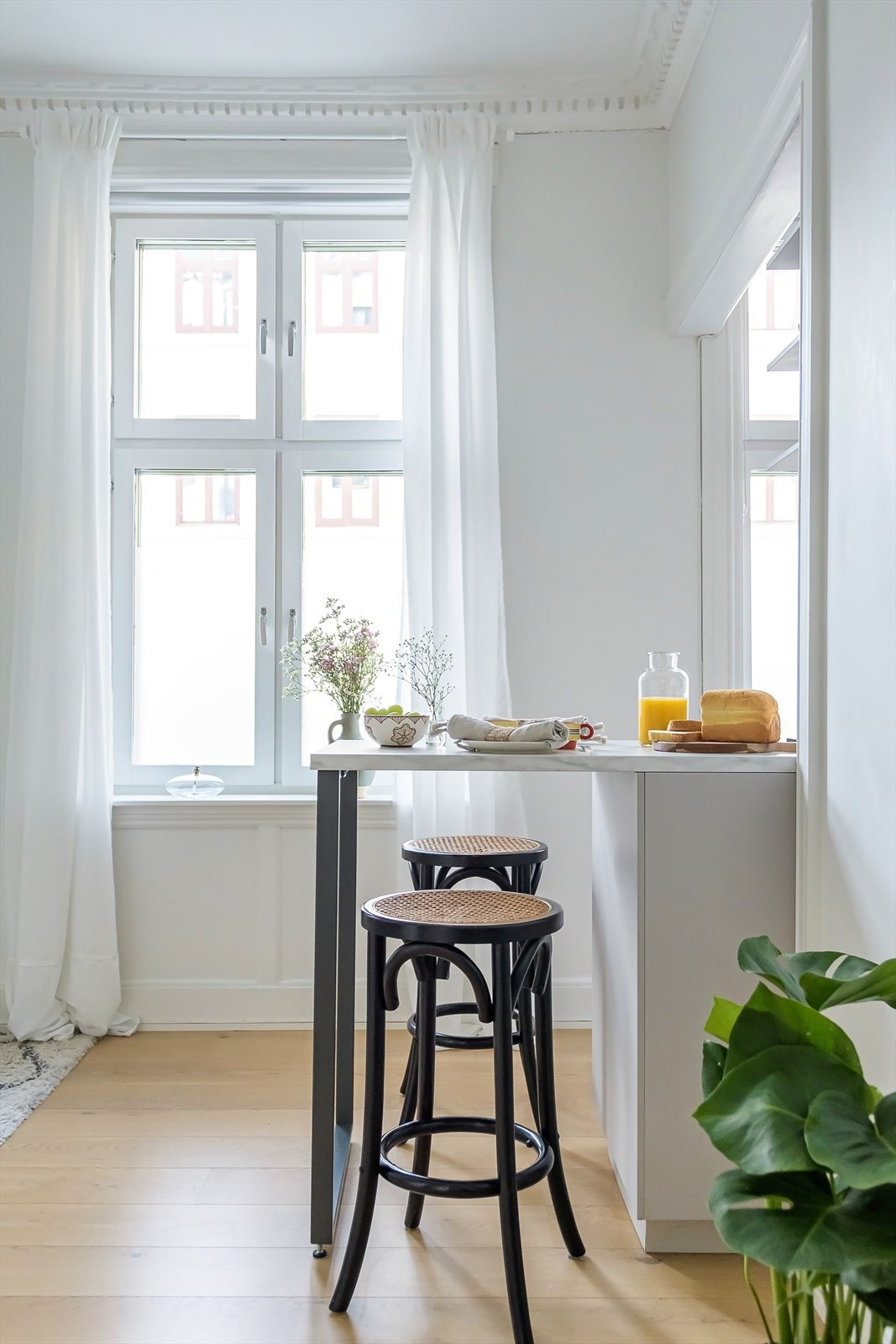 Hele leiligheten er malt i lune og delikate farger. Det er gulvvarme i alle rommene Galleribilde