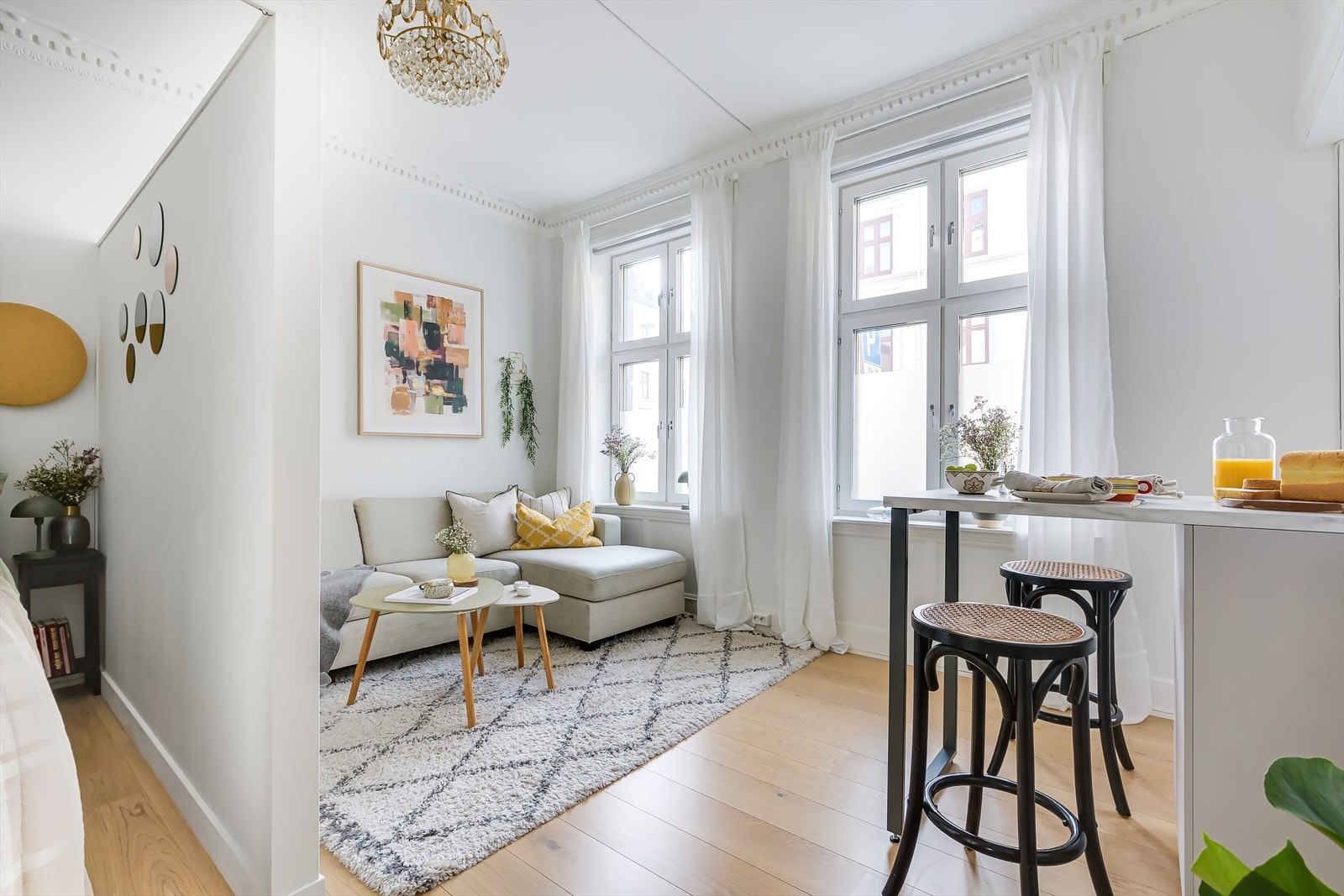 Stuen har en generøs takhøyde, dype vinduskarmer og store vindusflater som skaper en luftig romfølelse Galleribilde