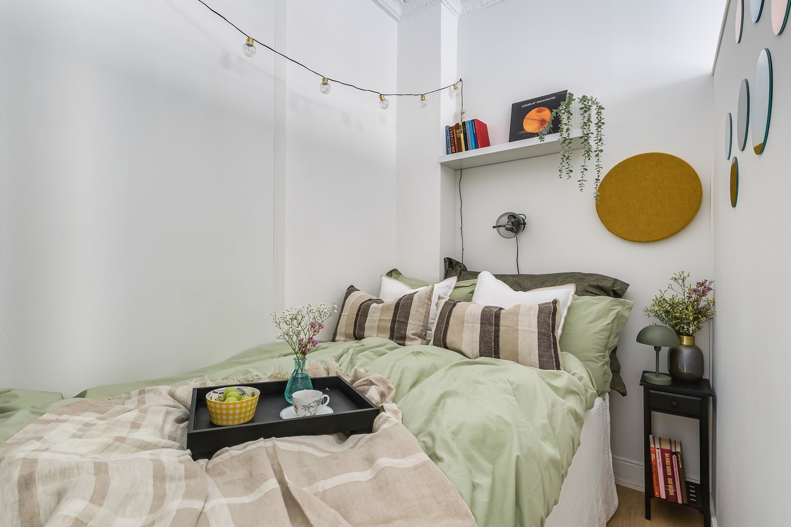 Alkoven har en fin størrelse med plass til dobbeltseng og nattbord Galleribilde