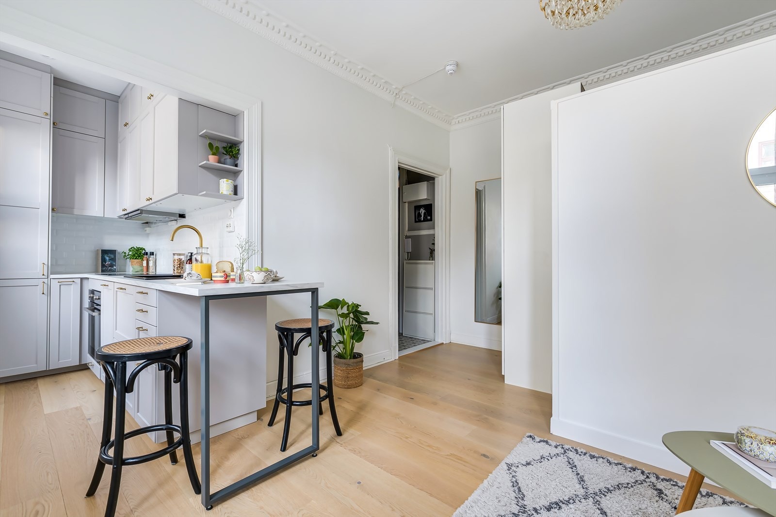 Leiligheten er pusset opp i 2020 med blant annet nytt kjøkken, bad og overflater i moderne og tidsriktige farger Galleribilde