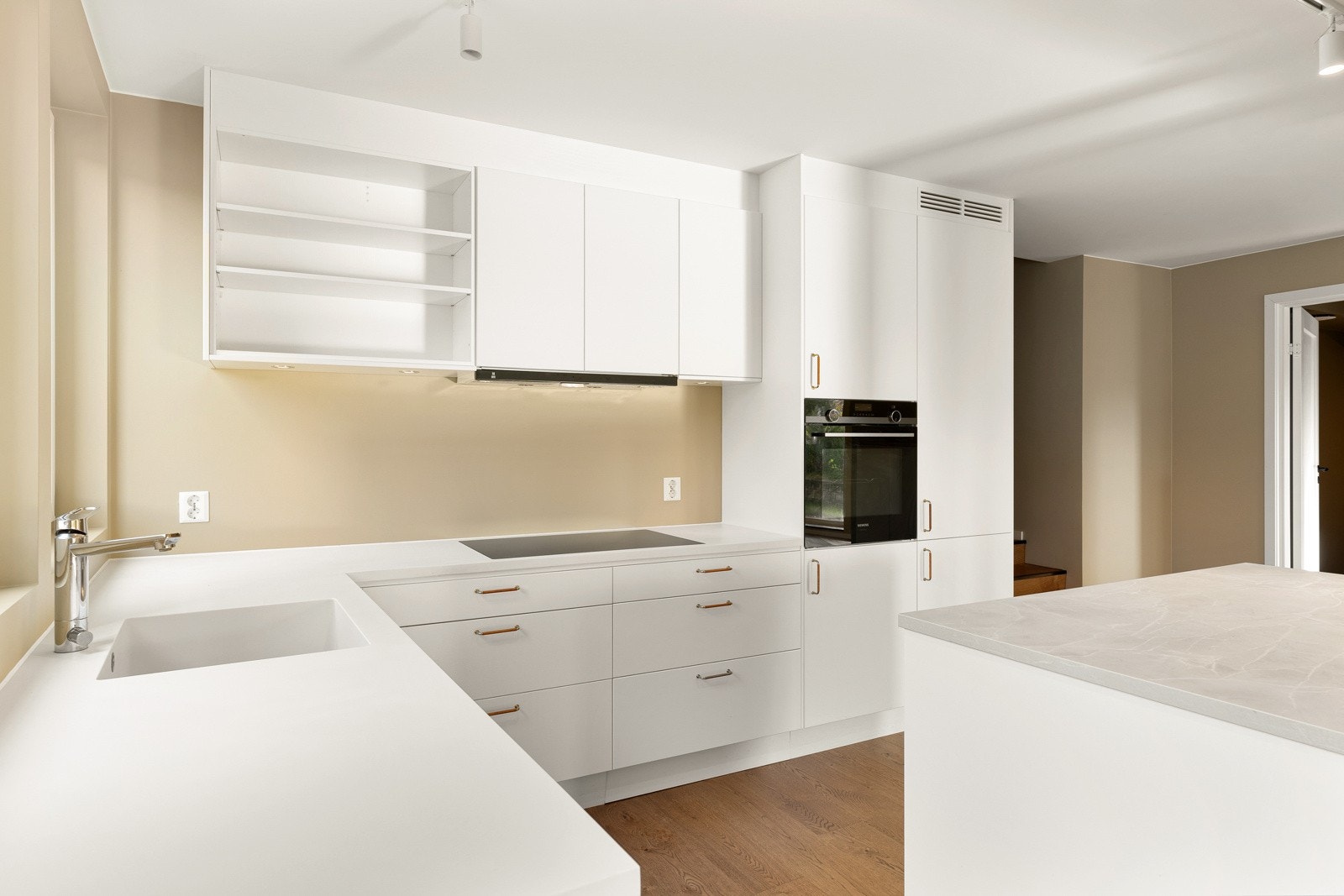 Kjøkkenet har store arbeidsflater og svært god oppbevaringsplass. Galleribilde