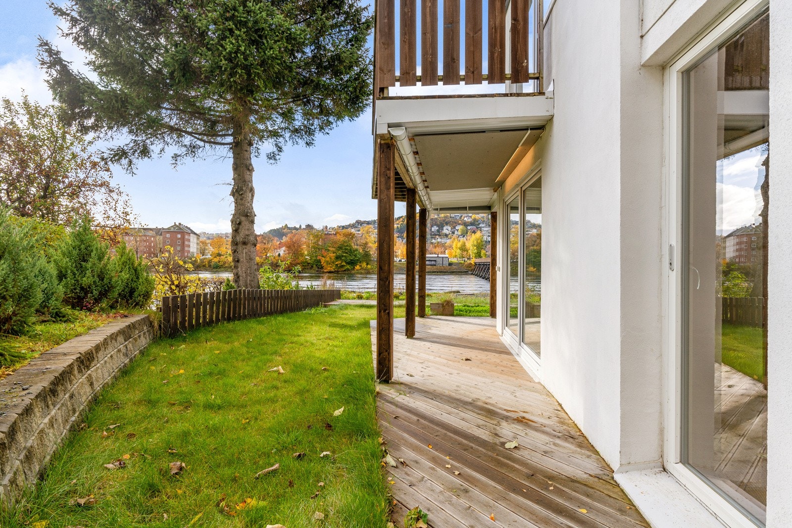 Leiligheten ligger gunstig til på bakkeplan med svært fine uteområder like utenfor stuen. Galleribilde