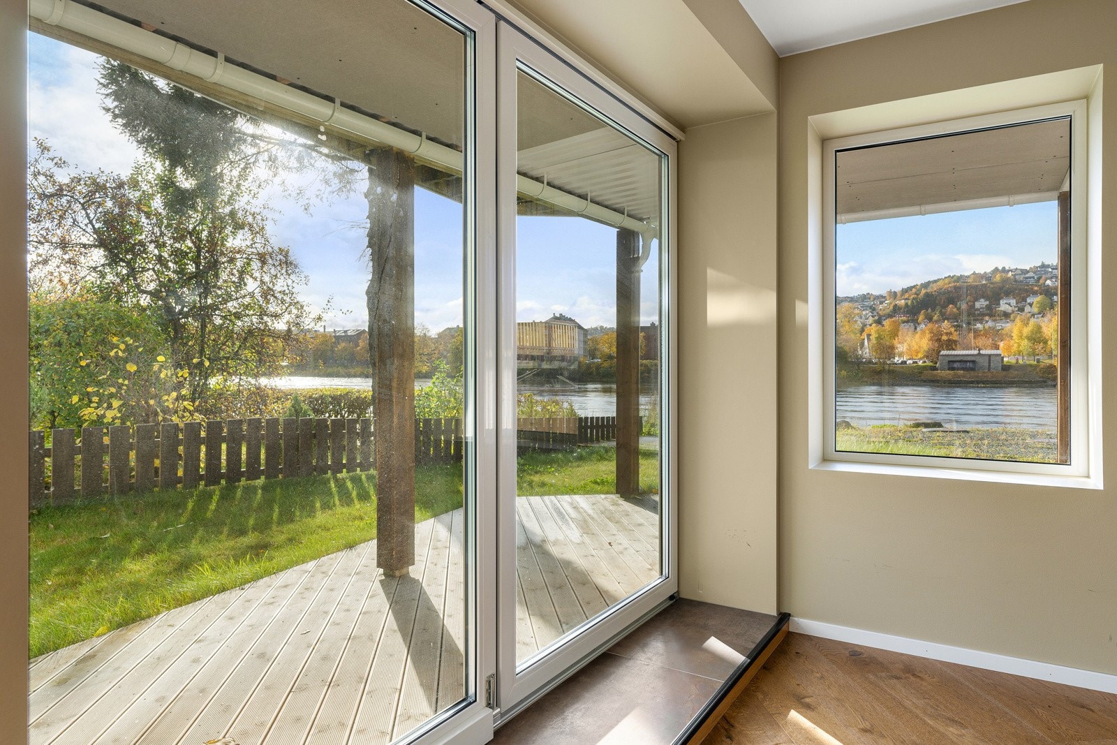 Fra stuen har man direkte adkomst ut på terrassen. Galleribilde