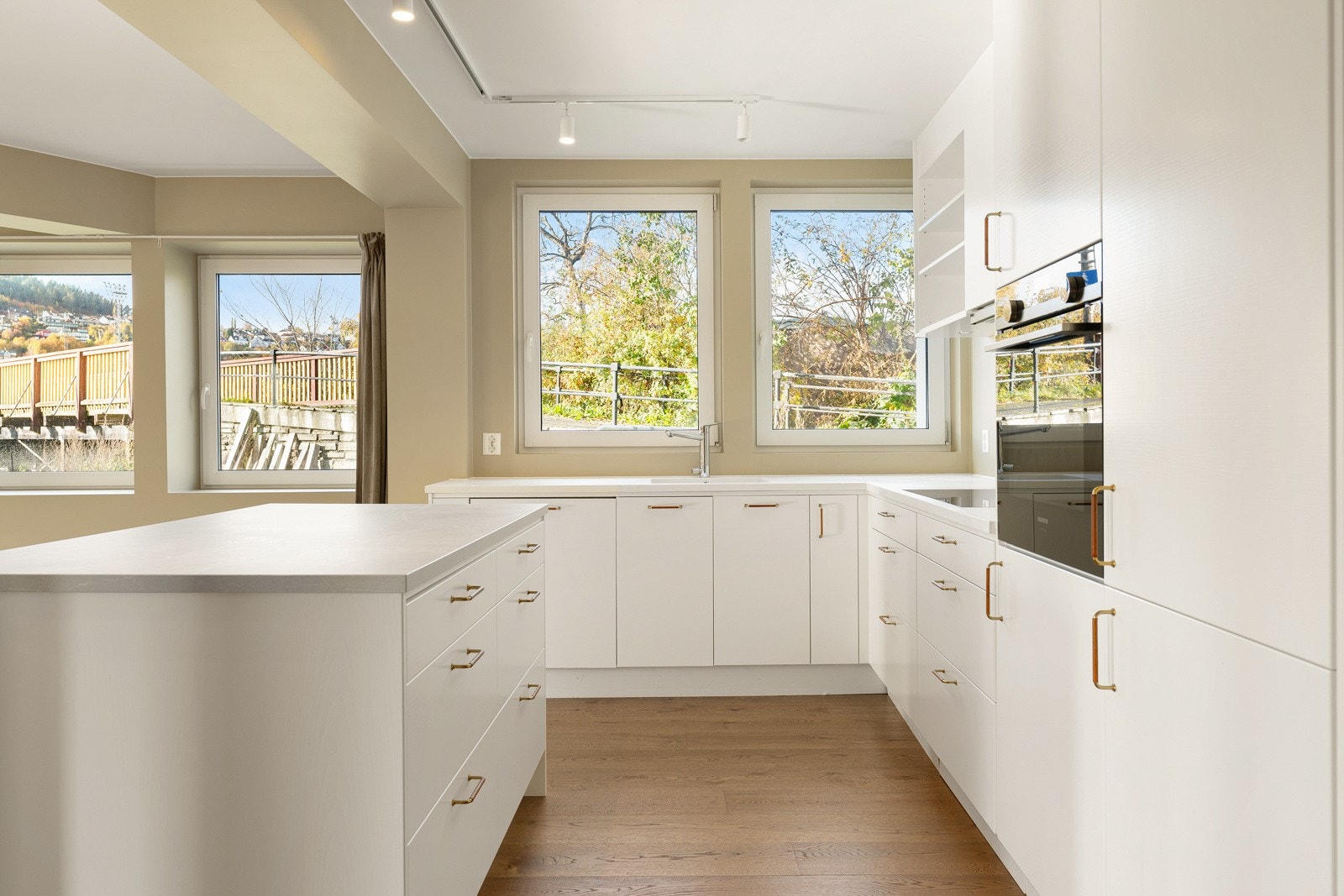 Kjøkkeninnredningen er utstyrt med integrerte hvitevarer som medfølger i handlen. Galleribilde