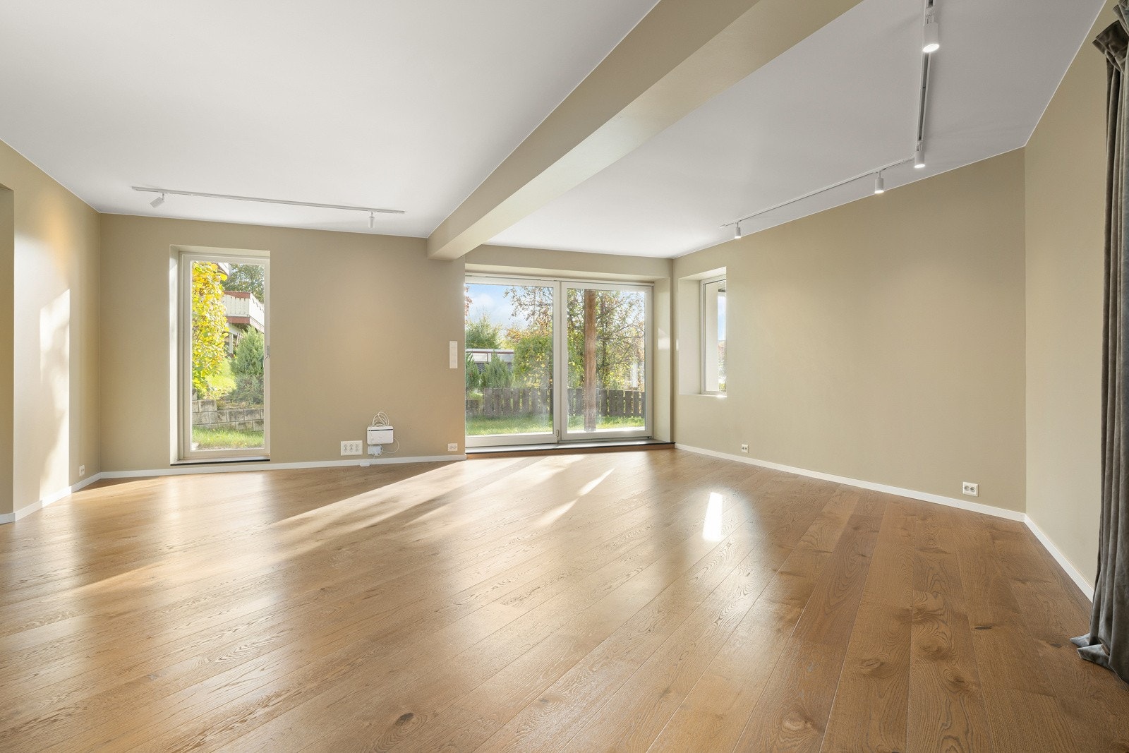 Leiligheten har en enorm stue på over 40 kvm med god plass til ønsket møblering. Galleribilde