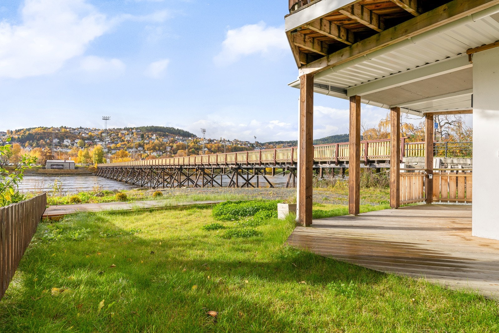 Denne fantastiske 4-roms leiligheten ble etablert i 2018, og har en vakker beliggenhet like ved elvebredden med flott utsikt mot Øya. Galleribilde