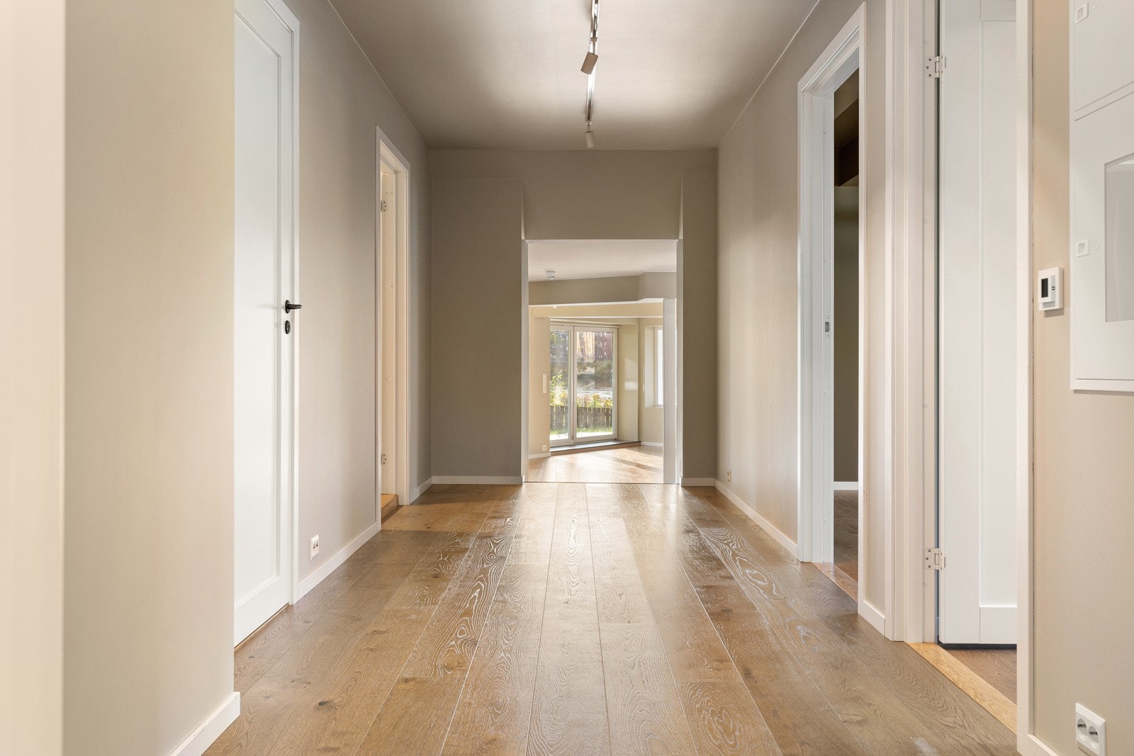 Fra gangen på 13 kvm har man adkomst til alle rom i leiligheten. Galleribilde