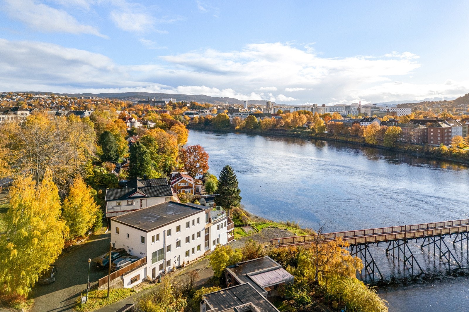 Leiligheten har en enestående beliggenhet med Gangbrua over til Øya som nærmeste nabo. Galleribilde