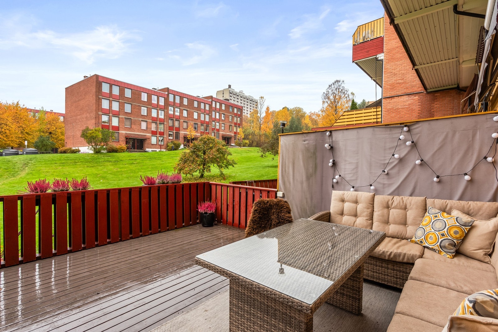Her kan du nyte solen fra tidlig formiddag til sent på kveld i sommerhalvåret. Masse plass til utemøblement. Galleribilde