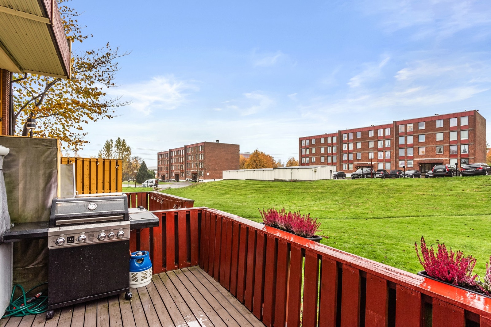 Terrassen bader i sol fra tidlig formiddag til sent på kveld. Her kan du nyte sommerhalvåret til det fulle i rolige omgivelser. Galleribilde